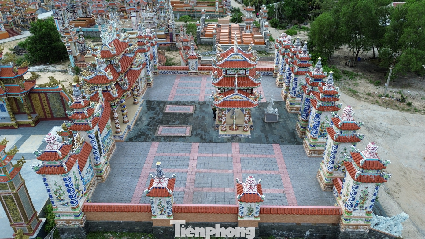 Ông Phạm Phụng, Chủ tịch UBND xã Vinh An, thông tin ông Hồ Văn Thiết là đương kim thủ bộ (giống già làng) của làng An Bằng. Tại làng, không riêng gia đình ông Thiết mà hầu hết người dân nơi đây khi có điều kiện đều xây dựng lăng mộ cho ông bà, cha mẹ, bản thân.