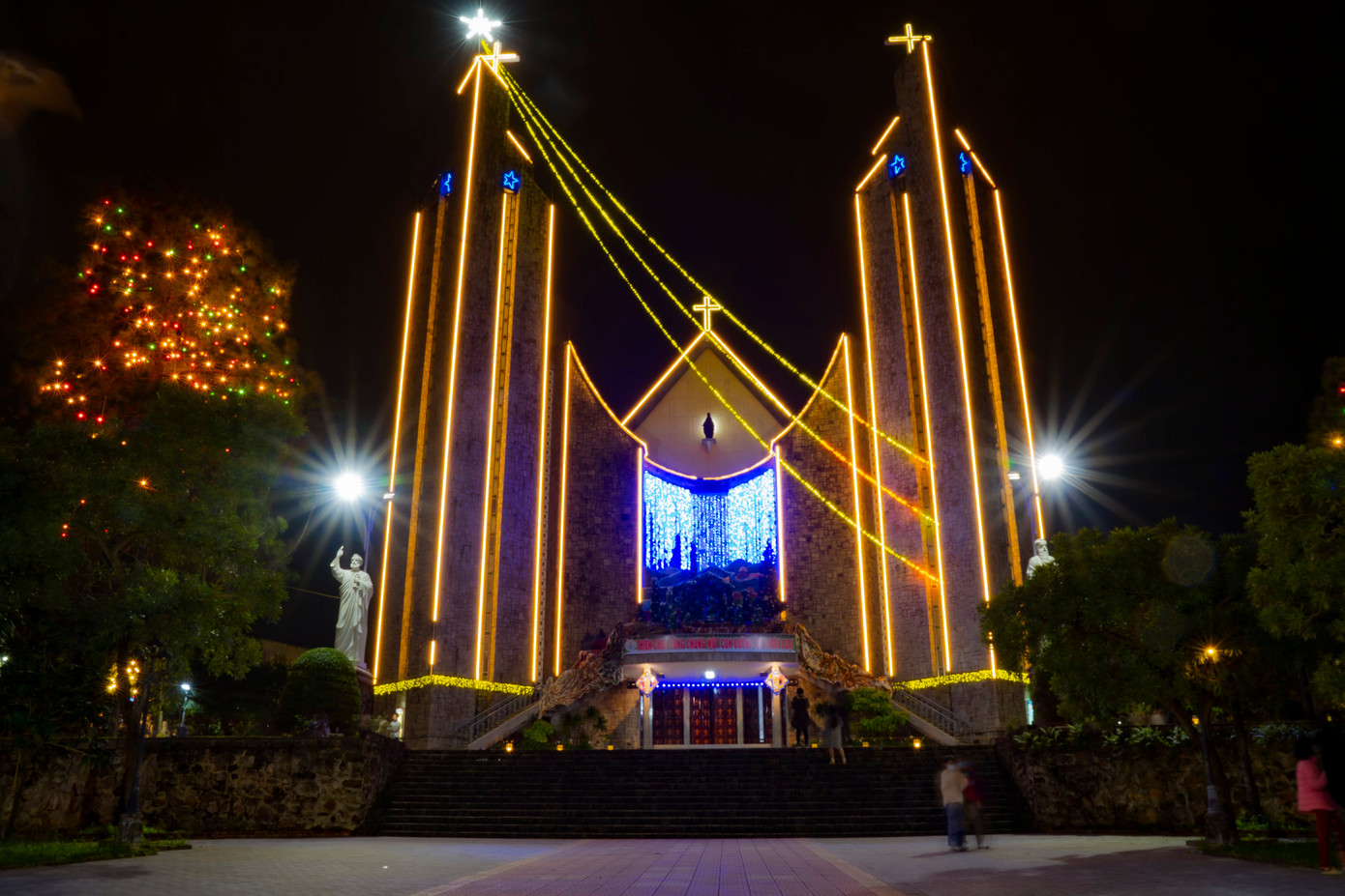 Nhà thờ Phủ Cam (phường Phước Vĩnh, TP Huế) cũng là một trong những địa điểm chơi Noel không thể bỏ qua của nhiều người và du khách. Ảnh: Đình Hoàng