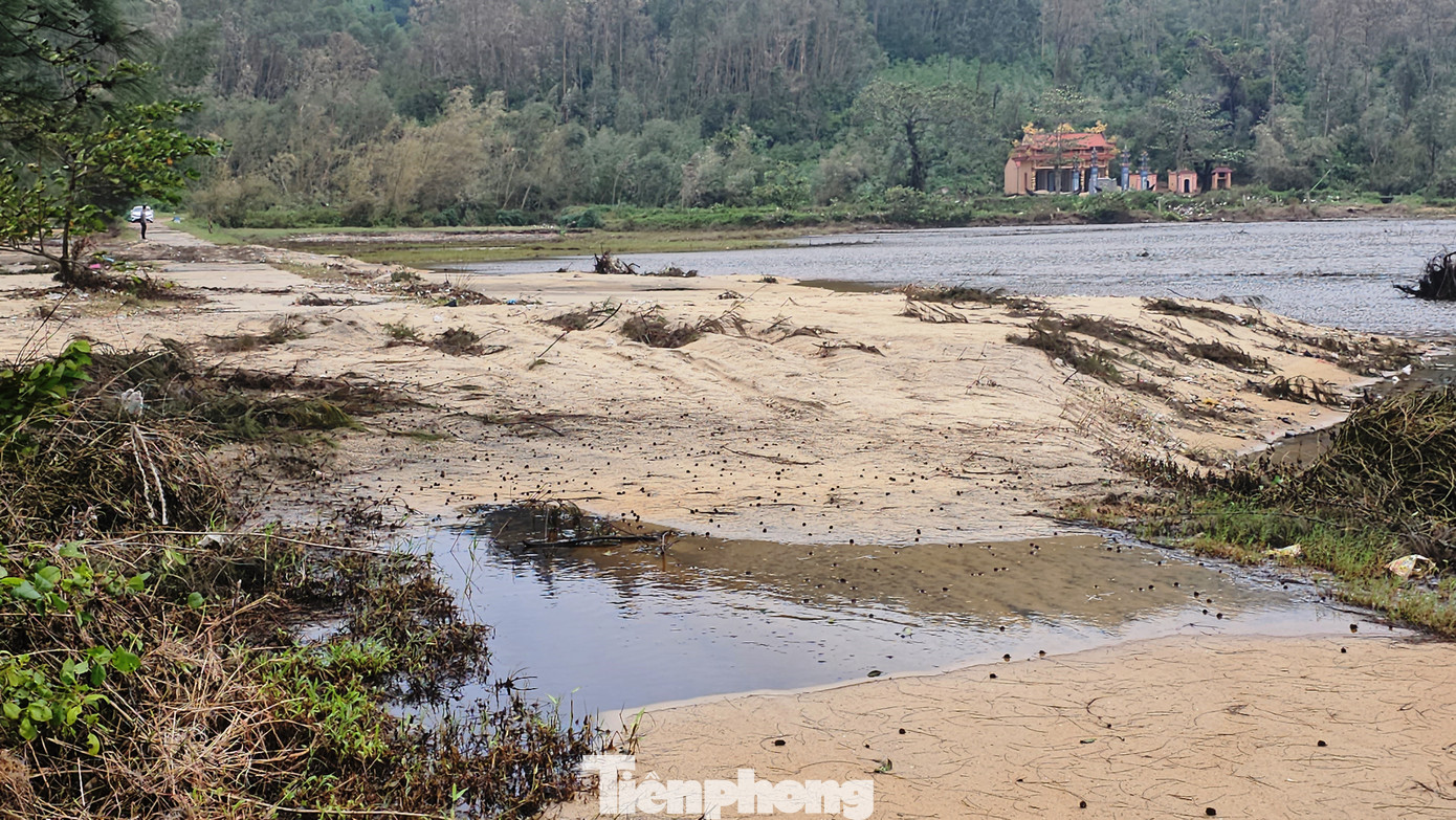 Theo UBND xã Giang Hải, những năm trước, vào mùa mưa bão, tuyến đường tỉnh này từng bị triều cường xâm thực gây hư hỏng, nước biển tràn qua mang theo một lượng lớn đất cát vùi lấp bề mặt công trình giao thông. Tuy nhiên, tình hình cát lấp, cát bồi trên bề mặt tỉnh lộ 21 càng trở nên trầm trọng trong những đợt mưa bão lớn của năm nay, đặc biệt là đoạn đường ven biển qua xã Giang Hải.