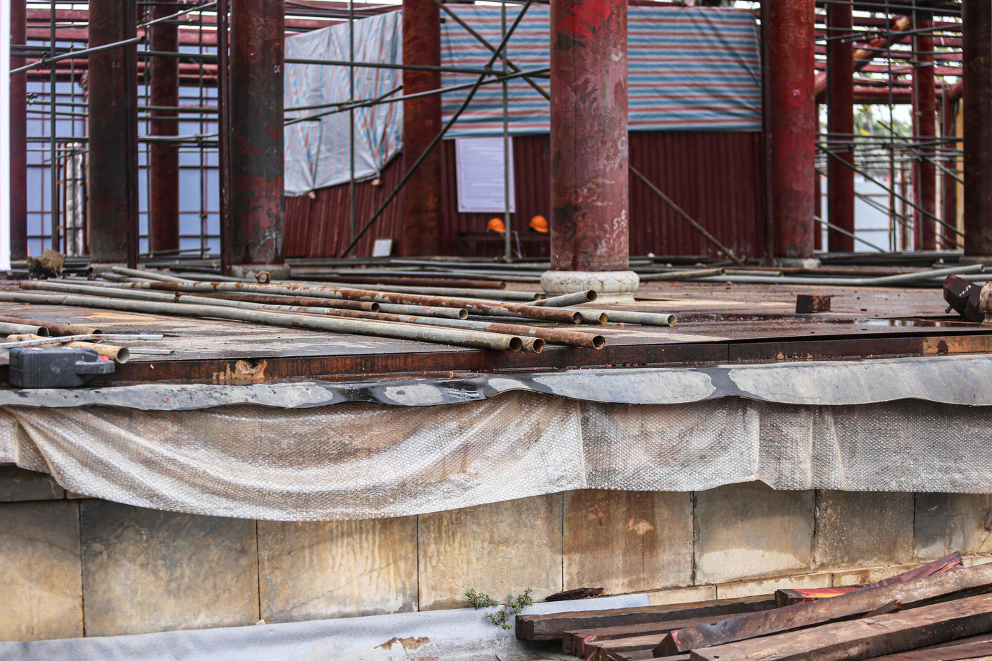 Để bảo vệ nền gạch di tích, Công ty cổ phần Tu bổ di tích Huế đã đưa ra giải pháp làm sàn bảo vệ theo quy trình tẩy sạch nền gạch, quét lớp sơn chống thấm, trải một lớp nilon và lớp cao su, làm hệ khung gỗ, lát thép tấm lên trên. Đồng thời, bao bọc cột rồng, mái lưa bằng nilon xốp và khung gỗ, các con rồng bậc cấp được bọc bằng mút xốp và bảo vệ khung gỗ bên ngoài.