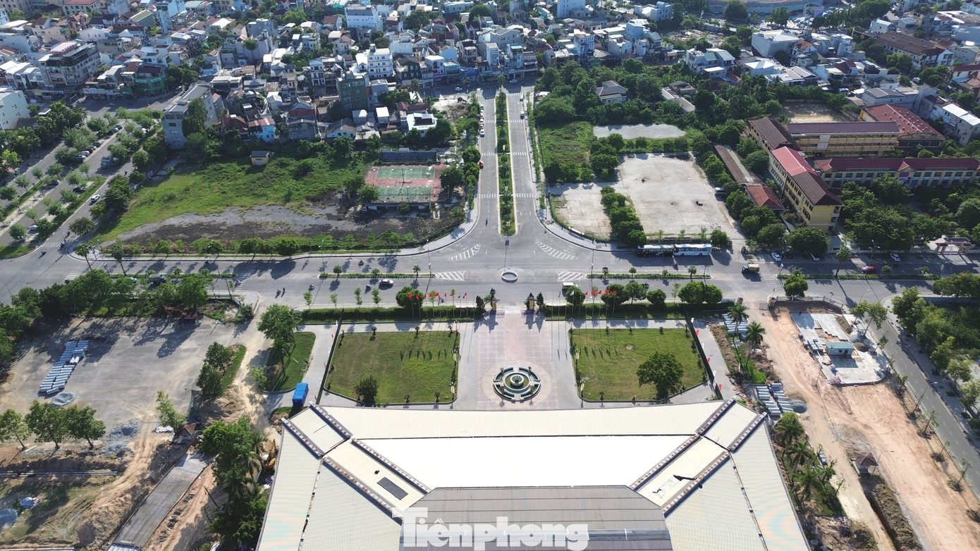 Theo ông Hà Xuân Hậu - Giám đốc Ban Quản lý Dự án Đầu tư Xây dựng và Phát triển đô thị tỉnh TT-Huế, quảng trường sẽ là công trình đa năng, gồm khu vực văn hóa lễ hội, khu thể dục thể thao, triển lãm trưng bày, khu văn hóa cộng đồng, vườn hoa bốn mùa. Trong đó sẽ có hồ nước, sân khấu ngoài trời, sân trượt ván, sân nhạc nước, sân chơi cát, khu trò chơi dân gian.