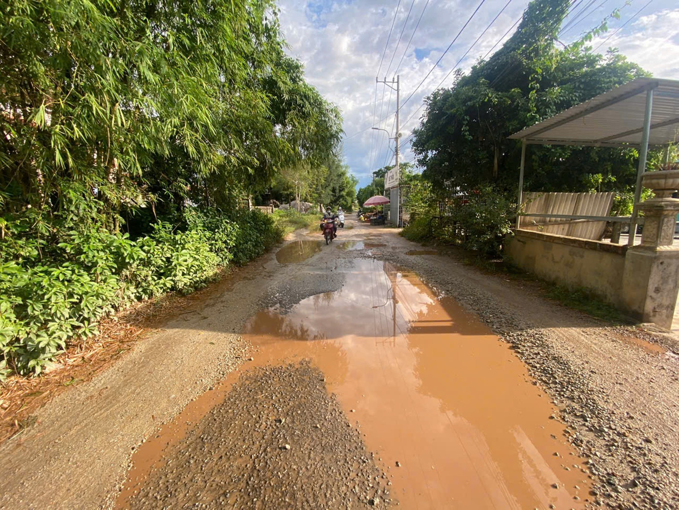 Bà Nguyễn Thị Tầm (người dân xã Phú Lương) lo ngại: “Đoạn đường này từng xảy ra nhiều vụ tai nạn, nhất là đối với phụ nữ và trẻ em, học sinh. Mùa tựu trường cận kề, con em sinh sống dọc tuyến đường hỏng nát lại phải sống trong những ngày bất an khi đến trường. Chúng tôi rất mong các đơn vị liên quan nhanh chóng khắc phục những ổ gà, ổ voi để người dân an tâm đi lại qua đây”.