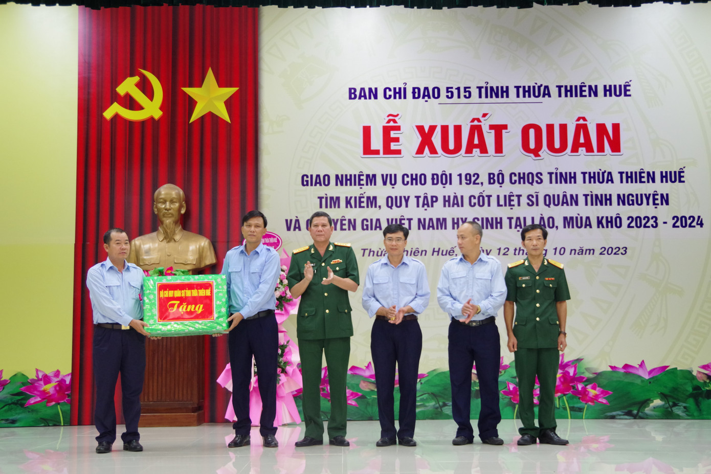 Tặng quà Đội quy tập 192 - Bộ CHQS tỉnh TT-Huế tại lễ xuất quân.