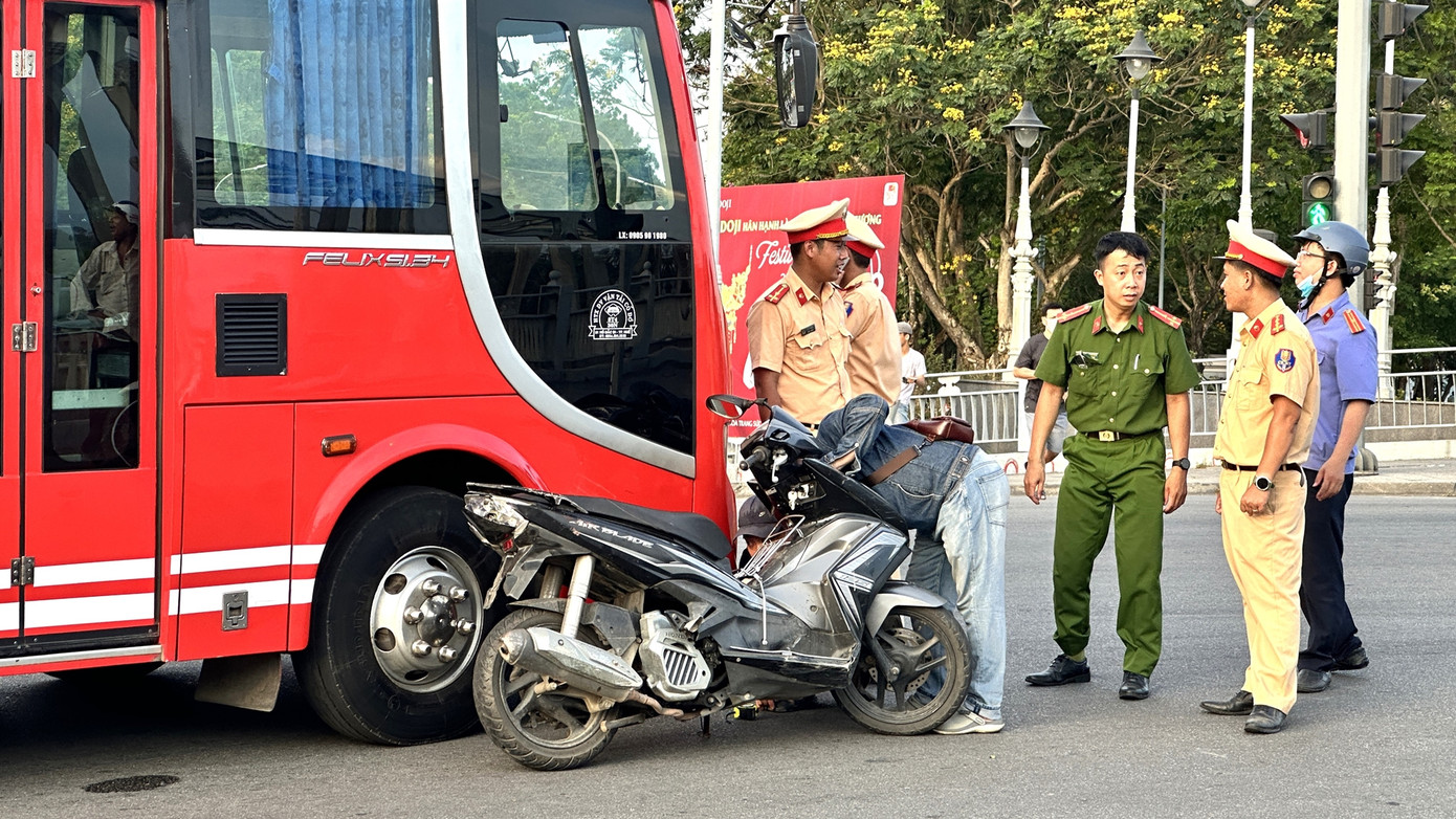 Lực lượng chức năng có mặt tại hiện trường để xử lý vụ tai nạn giao thông nghiêm trọng. Ảnh: Minh Nguyên Lực lượng chức năng có mặt tại hiện trường để xử lý vụ tai nạn giao thông nghiêm trọng. Ảnh: Minh Nguyên