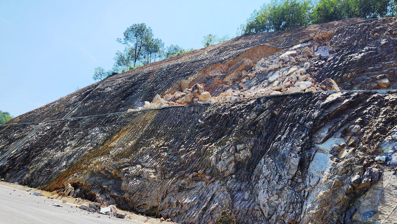 Một điểm sạt lở mái ta luy dương trên tuyến cao tốc Cam Lộ - La Sơn qua xã Thủy Bằng (TP Huế) do mưa lớn chưa được khắc phục xong.