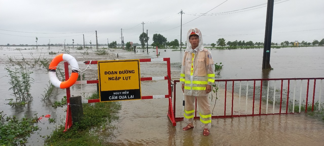 Cấm đường tại huyện Quảng Điền, TT-Huế, do tái ngập lụt.