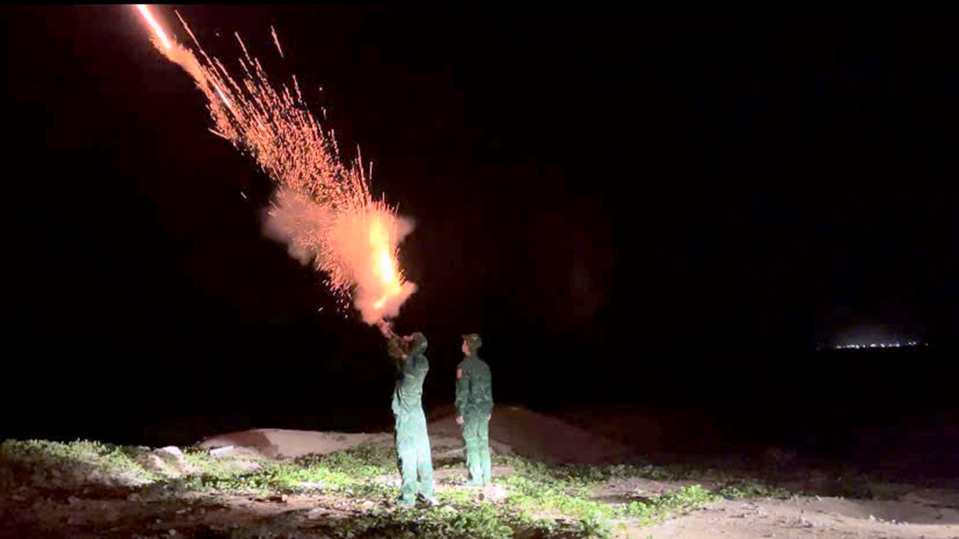 Lực lượng biên phòng tổ chức lực lượng ứng cứu, rà soát, kiểm đếm tàu thuyền, bắn pháo hiệu thông tin hướng dẫn cho các phương tiện trên biển về tình hình mưa bão.