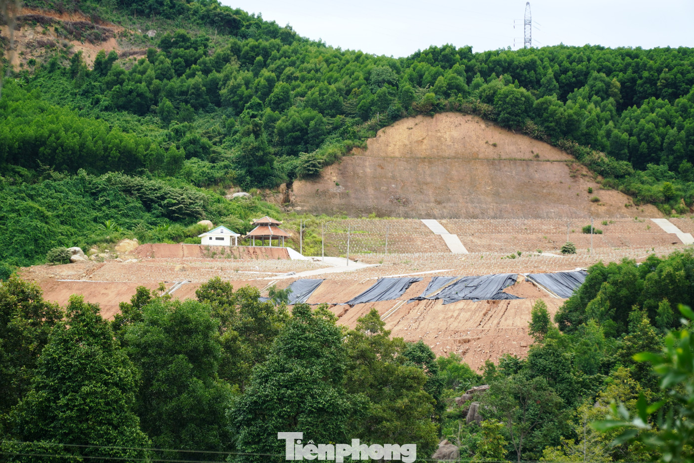 Sau đó, chủ đầu tư đã phối hợp với các cơ quan chức năng liên quan hoàn thiện việc tính toán và nộp kinh phí trồng rừng thay thế đối với diện tích hơn 16,8 hecta bổ sung hồ sơ gửi UBND tỉnh TT-Huế xem xét, trình HĐND tỉnh. Sau đó, chủ đầu tư đã phối hợp với các cơ quan chức năng liên quan hoàn thiện việc tính toán và nộp kinh phí trồng rừng thay thế đối với diện tích hơn 16,8 hecta bổ sung hồ sơ gửi UBND tỉnh TT-Huế xem xét, trình HĐND tỉnh.