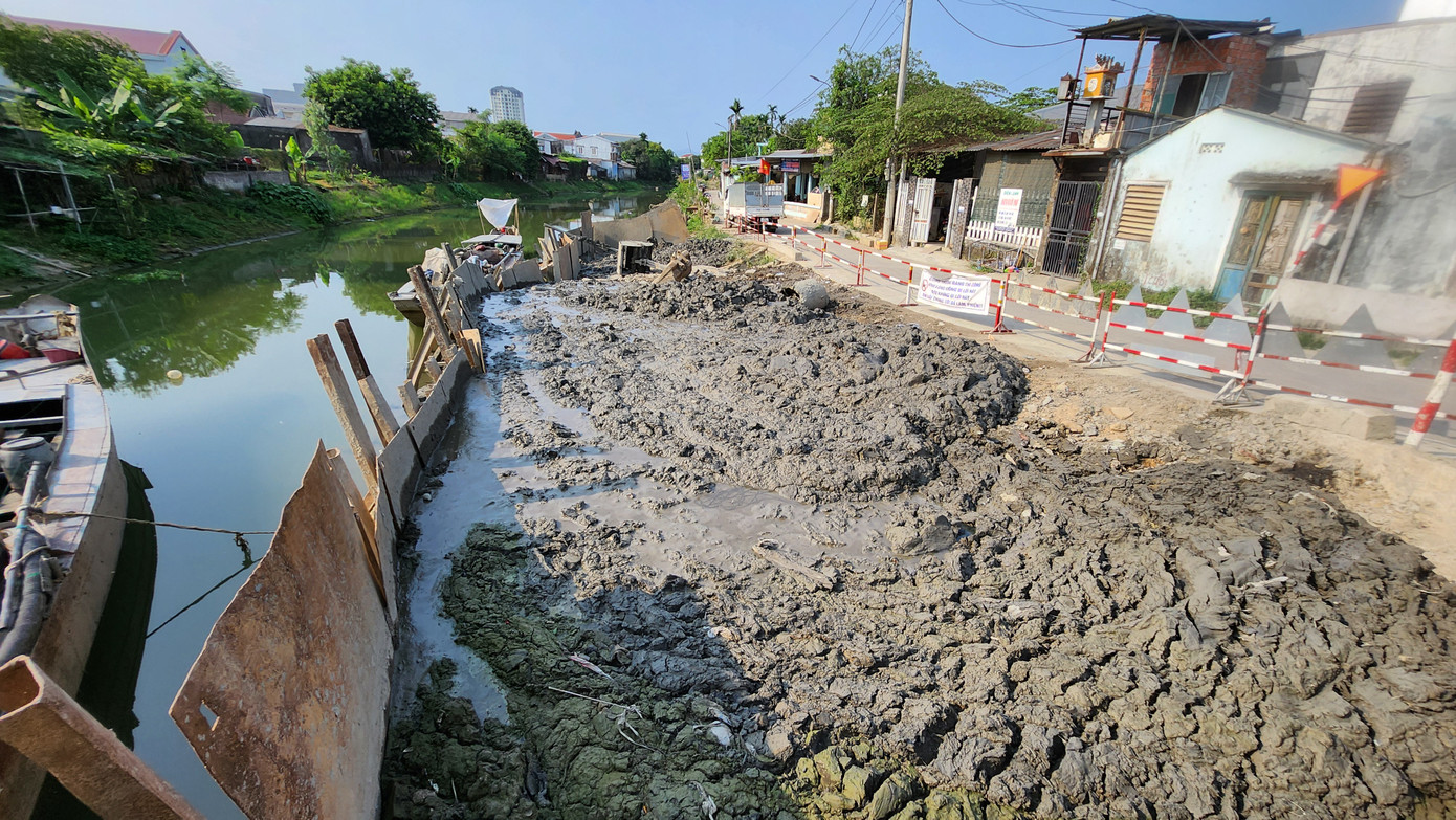 Khu vực tập kết bùn thải ven hói Phát Lát trước khi chuyển đến nơi khác.