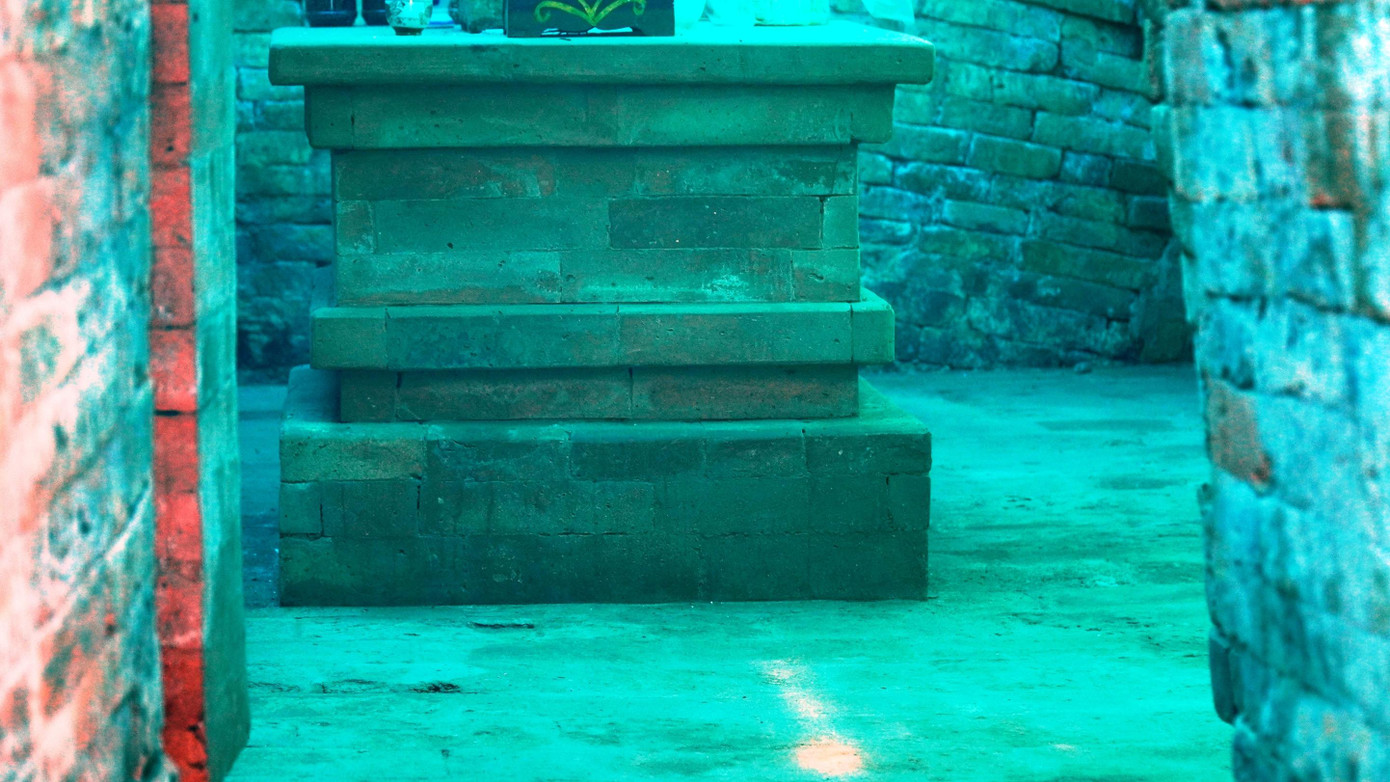 Tháp có bốn cửa, gồm một cửa chính và ba cửa còn lại là cửa giả. Trong lòng tháp có một Yoni (sinh thực khí nữ) bằng đá hình vuông, ở giữa còn một cái gờ hình tròn là chân đế cho một Linga (sinh thực khí nam).