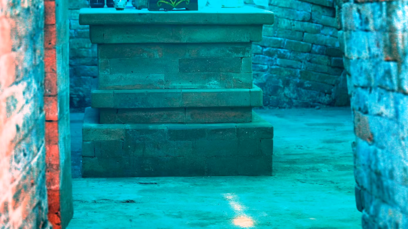 Tháp có bốn cửa, gồm một cửa chính và ba cửa còn lại là cửa giả. Trong lòng tháp có một Yoni (sinh thực khí nữ) bằng đá hình vuông, ở giữa còn một cái gờ hình tròn là chân đế cho một Linga (sinh thực khí nam).