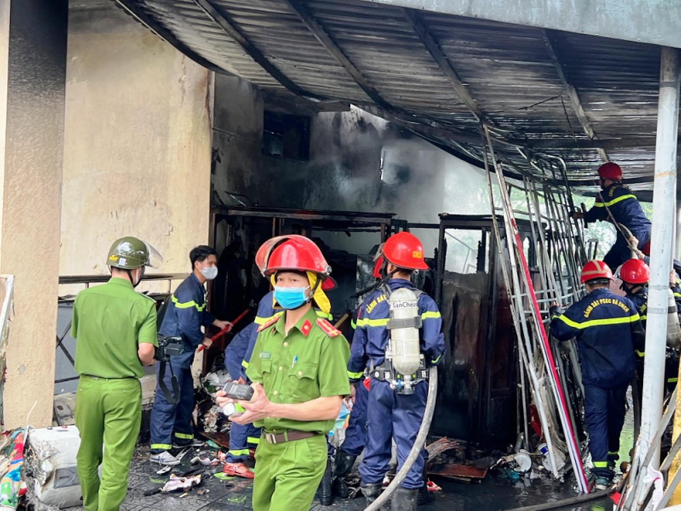 Cảnh sát PCCC nỗ lực khống chế ngọn lửa