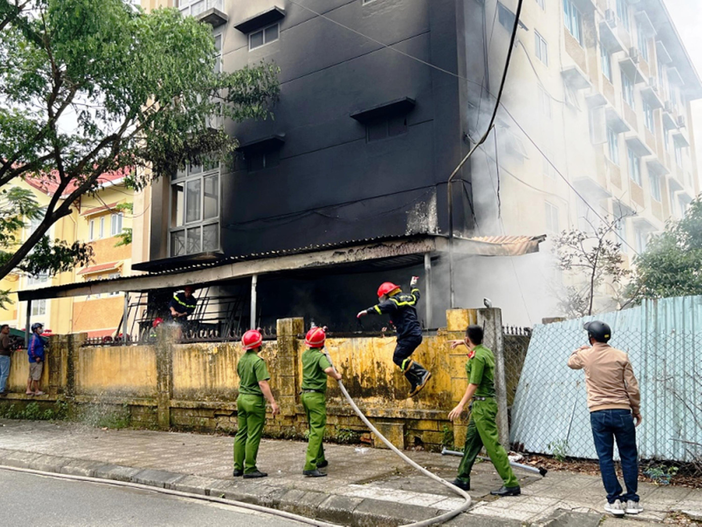 Một mảng tường lớn của khoa Du lịch bị cháy đen. Ảnh: Lan Hải