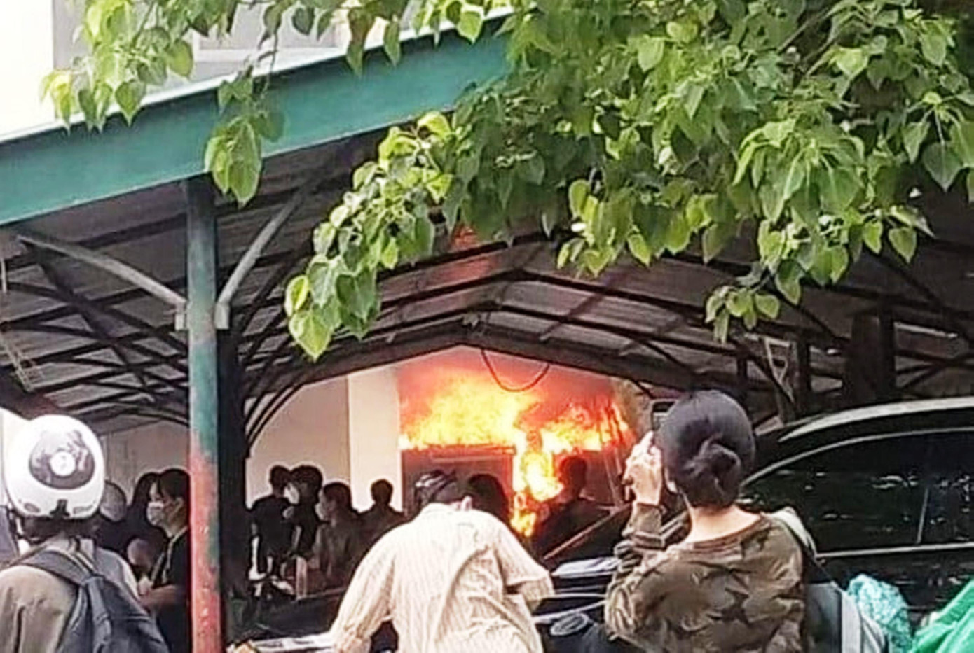 Theo người dân sống quanh hiện trường, họ nghe tiếng nổ lớn nghi do nổ bình ga trước khi ngọn lửa bùng phát, trùm lên tòa nhà. Ảnh: H.K