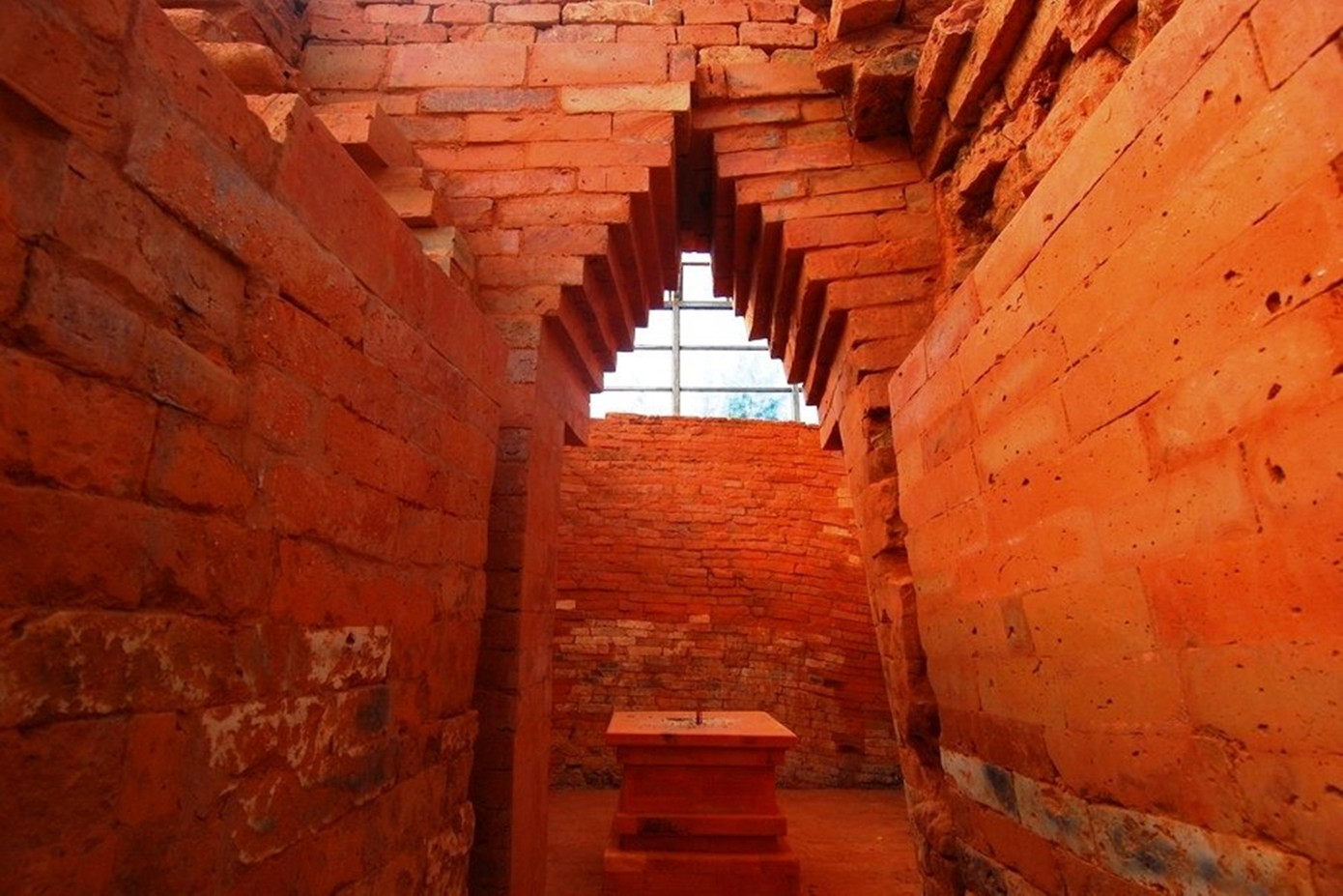 Việc phát hiện Tháp Phú Diên dưới lòng cồn cát ven biển tỉnh TT-Huế đã thực sự thu hút sự chú ý, quan tâm của nhiều người, đặc biệt là các nhà nghiên cứu trong nước và quốc tế.