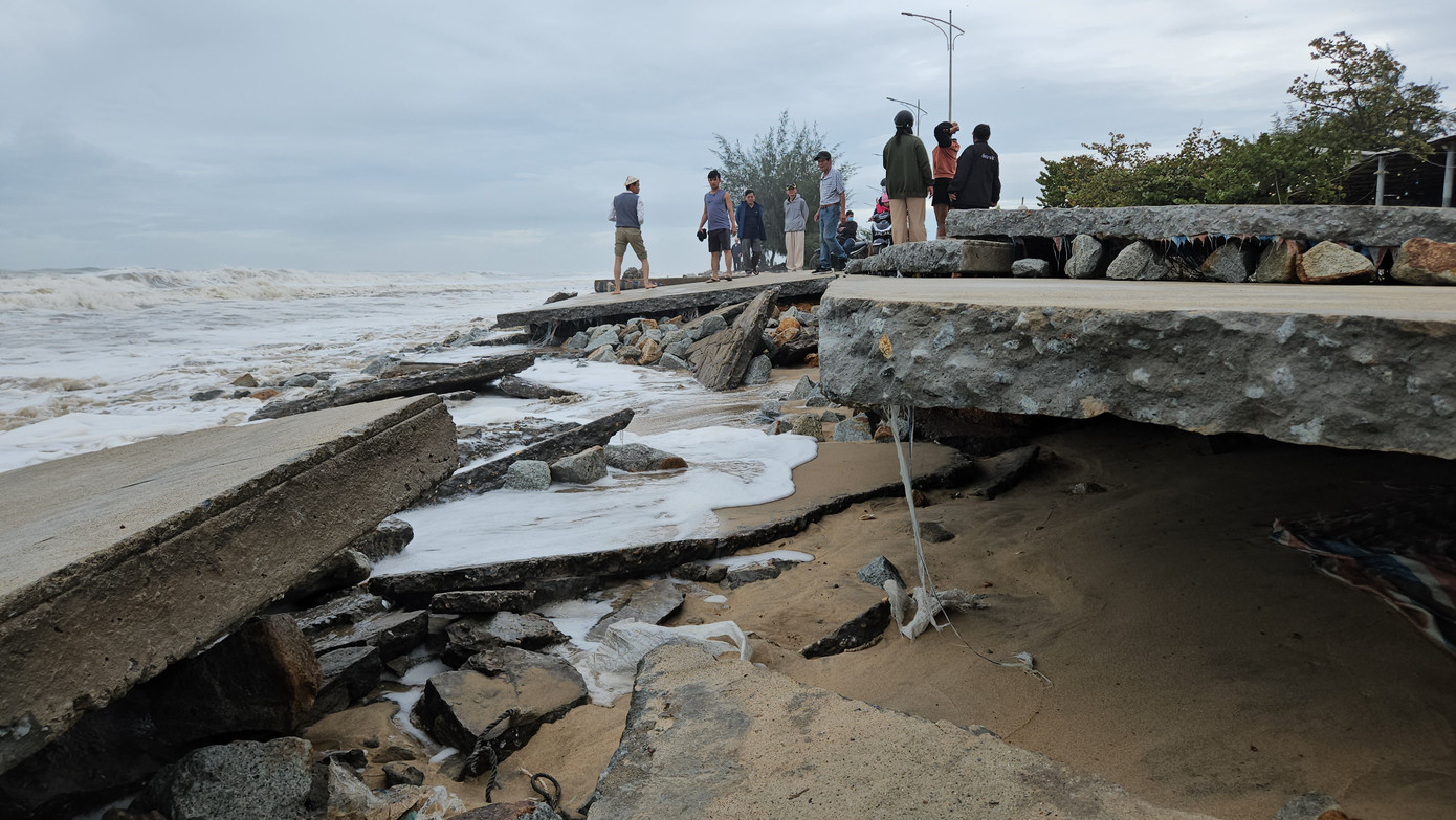 Hệ thống vỉa hè thuộc khu bãi tắm ven biển giờ là đống đổ nát ngổn ngang.