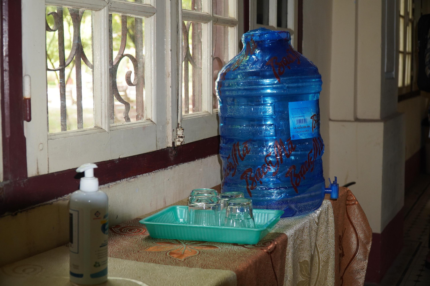 Nước uống, vật dụng phục vụ phòng dịch COVID-19 cũng được chuẩn bị chu đáo tại từng phòng thi.