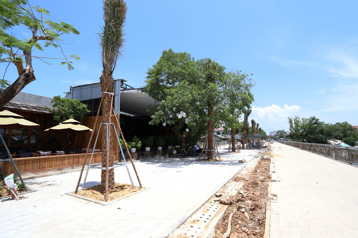 Dọc theo tuyến thi công, hệ thống cây xanh cảnh quan hiện được gấp rút hoàn thiện. Các bồn cây được bố trí cách đều, sát mép đường lát đá, xen kẽ với những ghế ngồi bằng bê tông và bến nước lát đá granite. Dọc theo tuyến thi công, hệ thống cây xanh cảnh quan hiện được gấp rút hoàn thiện. Các bồn cây được bố trí cách đều, sát mép đường lát đá, xen kẽ với những ghế ngồi bằng bê tông và bến nước lát đá granite.