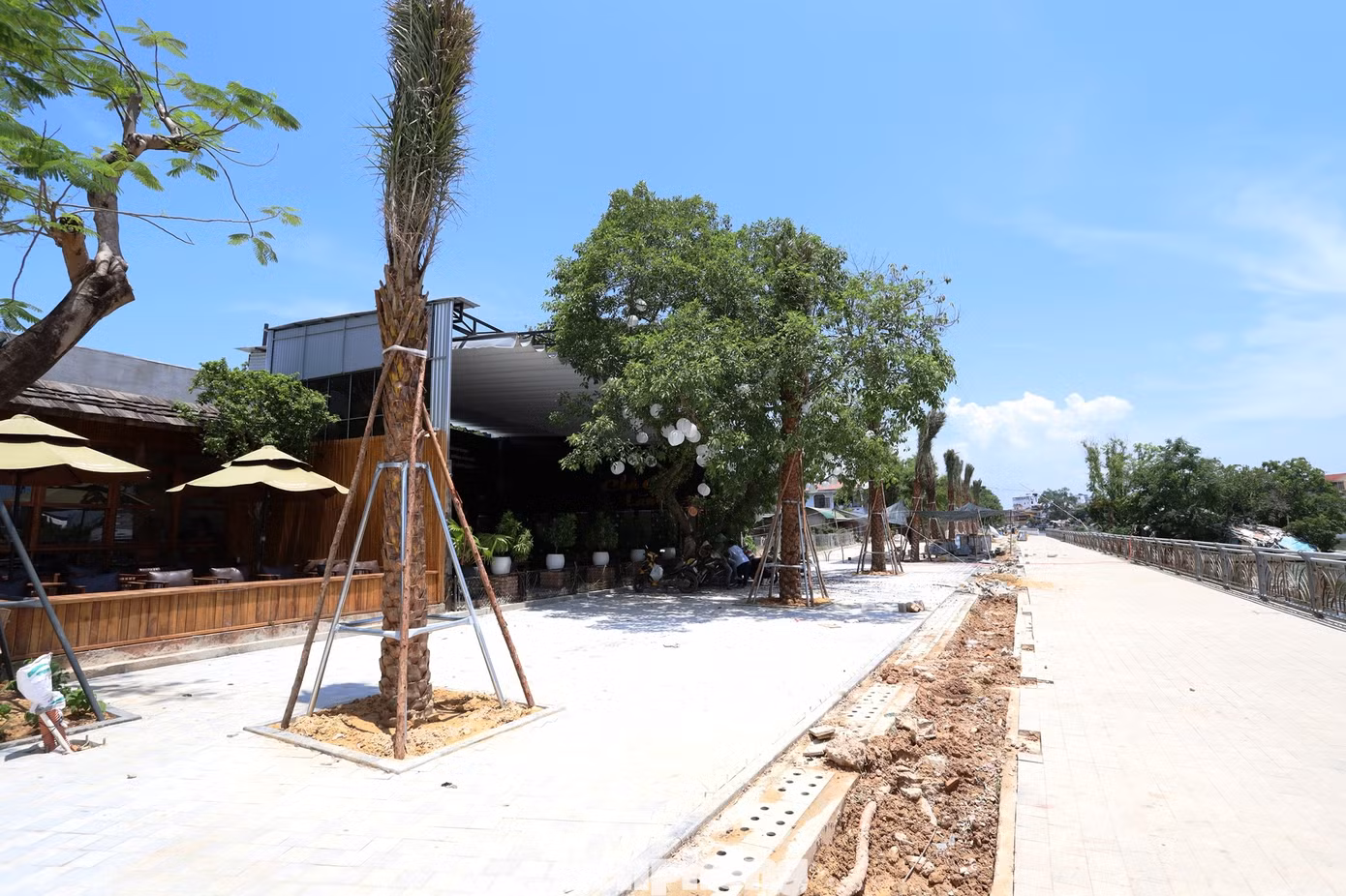 Dọc theo tuyến thi công, hệ thống cây xanh cảnh quan hiện được gấp rút hoàn thiện. Các bồn cây được bố trí cách đều, sát mép đường lát đá, xen kẽ với những ghế ngồi bằng bê tông và bến nước lát đá granite.