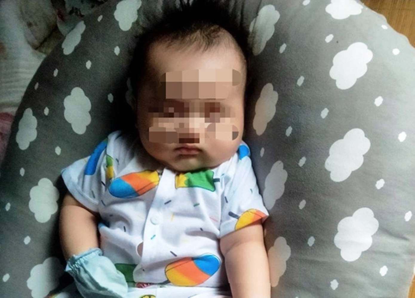 Bé trai kháu khỉnh, cân nặng 5kg được phát hiện bị bỏ rơi ở cầu Đá Bạc, thị trấn Phú Lộc. Ảnh: T.T.P.L Bé trai kháu khỉnh, cân nặng 5kg được phát hiện bị bỏ rơi ở cầu Đá Bạc, thị trấn Phú Lộc. Ảnh: T.T.P.L