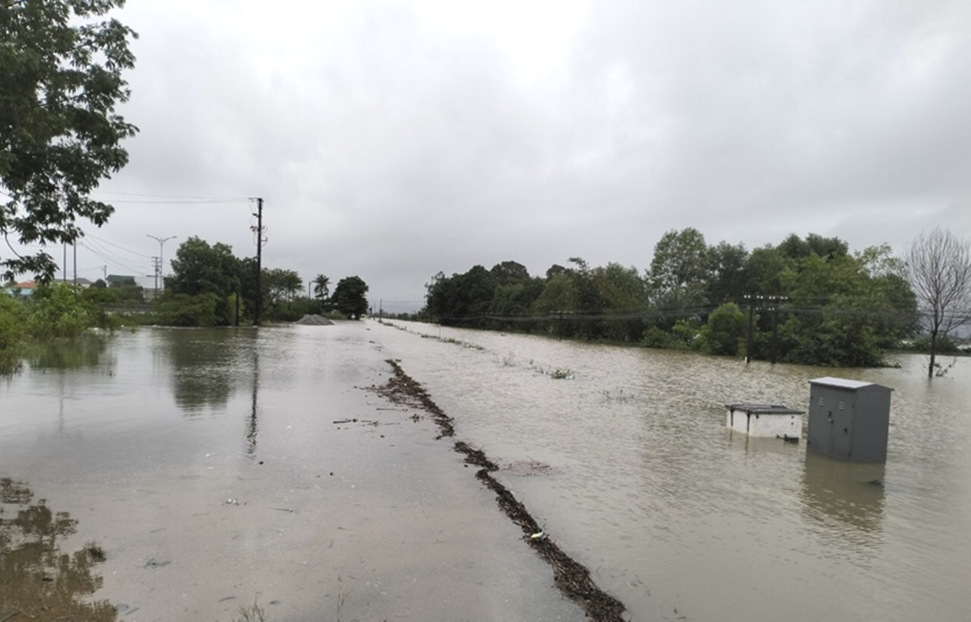 Đường sắt qua TT-Huế bị ngập lụt làm nhiều đoàn tàu chở hơn 1.000 hành khách phải nằm ga chờ lưu thông.