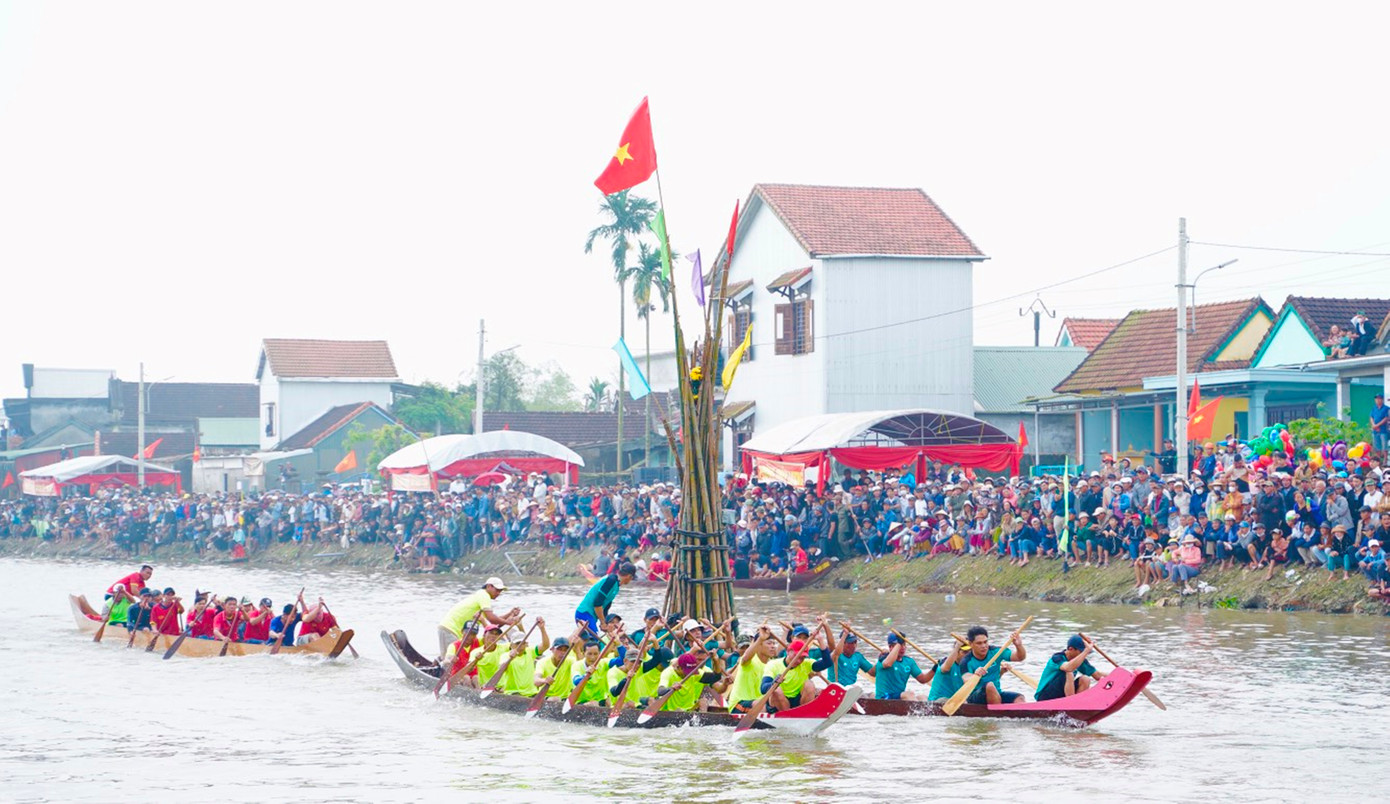 Nhiều khán giả còn hướng sự quan tâm đến đội “tân binh” của giải là xã Dương Hòa. Nhiều khán giả còn hướng sự quan tâm đến đội “tân binh” của giải là xã Dương Hòa.
