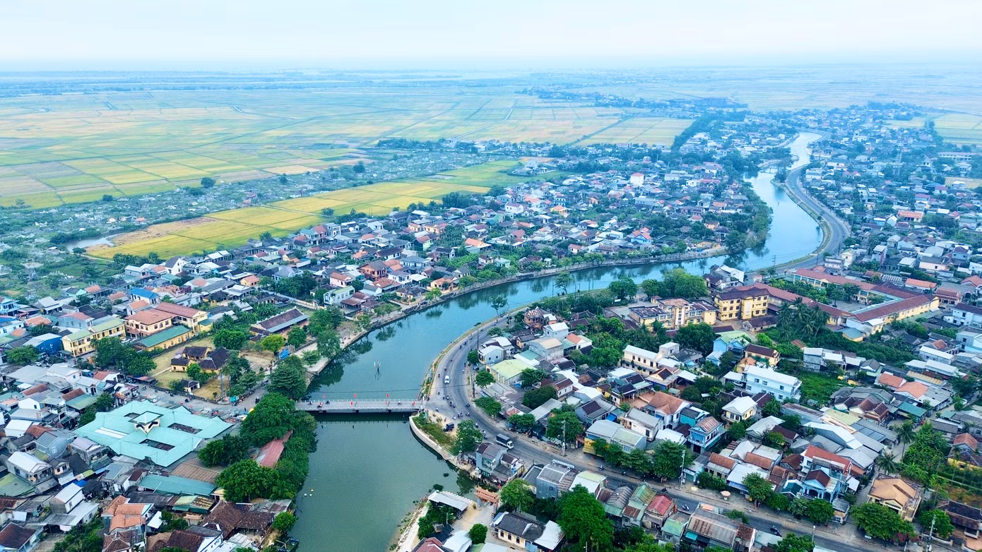 Huế là vùng đất lưu giữ hệ thống di sản văn hóa vật thể và phi vật thể gắn bó mật thiết với thời niên thiếu của Chủ tịch Hồ Chí Minh. Trong đó có 4 di tích quốc gia đặc biệt và nhiều di tích cấp tỉnh lưu niệm về Bác, minh chứng cho quãng thời gian Người cùng gia đình từng sinh sống, học tập, lao động tại đây. Đây là những năm tháng đã góp phần nuôi dưỡng tình yêu nước và hun đúc quyết tâm ra đi tìm đường cứu nước của người thanh niên Nguyễn Tất Thành.