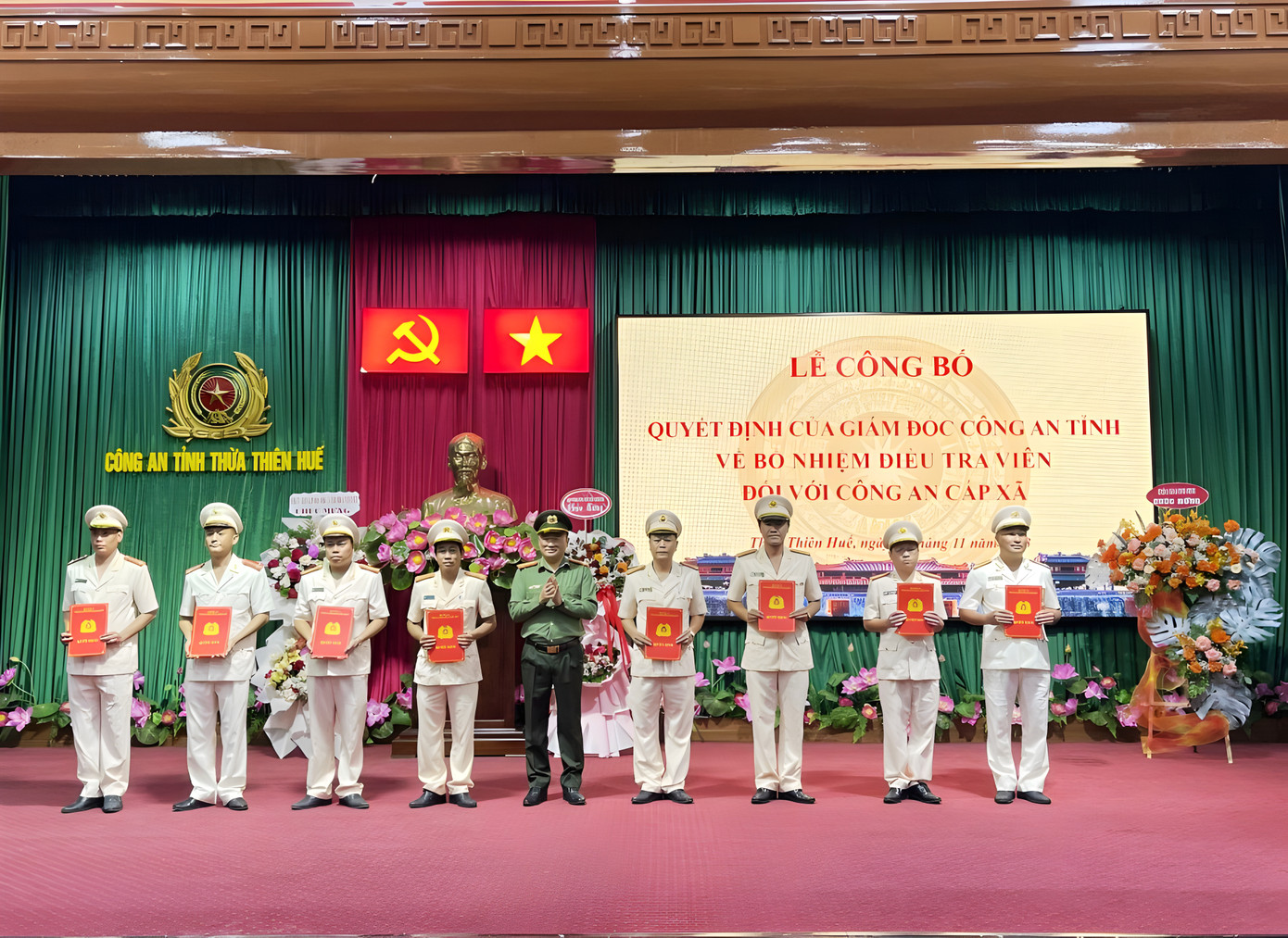 Lễ trao quyết định của Giám đốc Công an tỉnh TT-Huế về bổ nhiệm điều tra viên cho chỉ huy công an cấp xã thuộc tỉnh này. Lễ trao quyết định của Giám đốc Công an tỉnh TT-Huế về bổ nhiệm điều tra viên cho chỉ huy công an cấp xã thuộc tỉnh này.