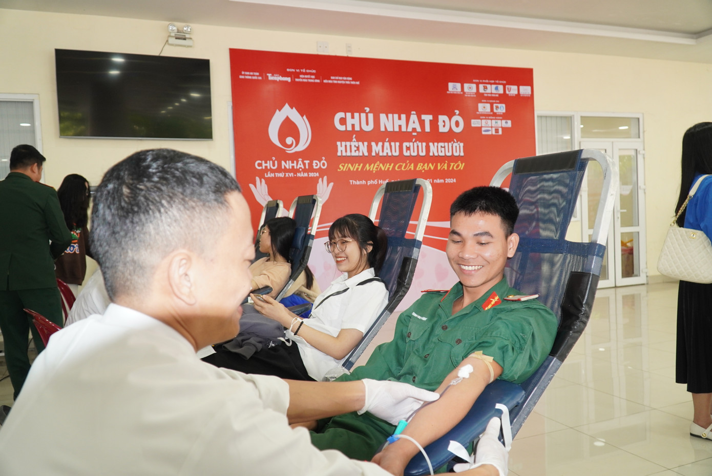 Cùng với đông đảo đoàn viên, thanh niên, sinh viên Đại học Huế, nhiều cán bộ, chiến sĩ Bộ Chỉ huy Quân sự tỉnh TT-Huế nhiệt tình đăng ký hiến máu tình nguyện. Ảnh: N.V Cùng với đông đảo đoàn viên, thanh niên, sinh viên Đại học Huế, nhiều cán bộ, chiến sĩ Bộ Chỉ huy Quân sự tỉnh TT-Huế nhiệt tình đăng ký hiến máu tình nguyện. Ảnh: N.V