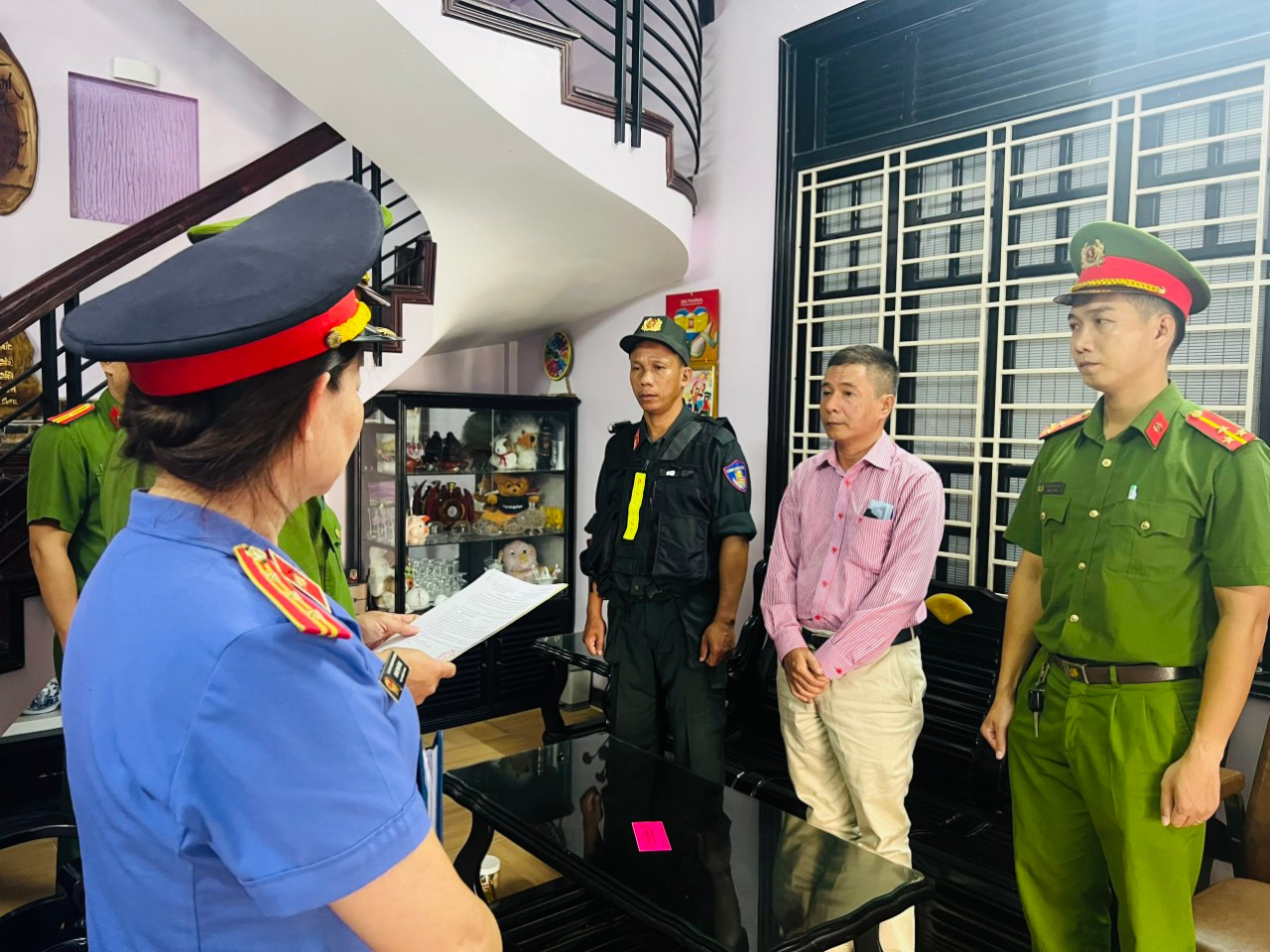 Nguyên Giám đốc CDC TT-Huế Hoàng Văn Đức (thứ hai từ phải sang) bị khởi tố, bắt tạm giam về hành vi lợi dụng chức vụ quyền hạn khi thi hành công vụ. Nguyên Giám đốc CDC TT-Huế Hoàng Văn Đức (thứ hai từ phải sang) bị khởi tố, bắt tạm giam về hành vi lợi dụng chức vụ quyền hạn khi thi hành công vụ.