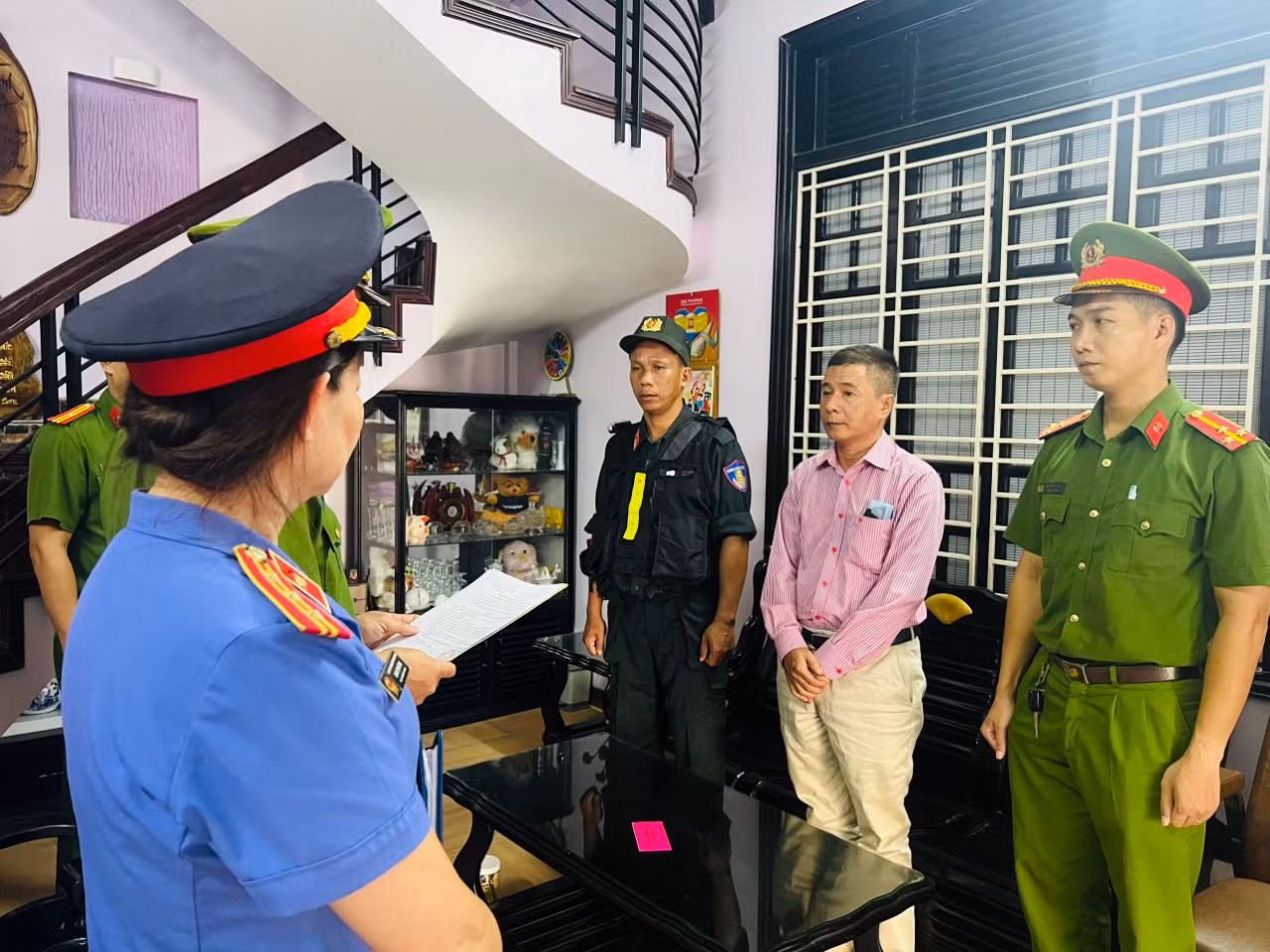 Nguyên Giám đốc CDC TT-Huế Hoàng Văn Đức (thứ hai từ phải sang) bị khởi tố, bắt tạm giam về hành vi lợi dụng chức vụ quyền hạn khi thi hành công vụ. Nguyên Giám đốc CDC TT-Huế Hoàng Văn Đức (thứ hai từ phải sang) bị khởi tố, bắt tạm giam về hành vi lợi dụng chức vụ quyền hạn khi thi hành công vụ.