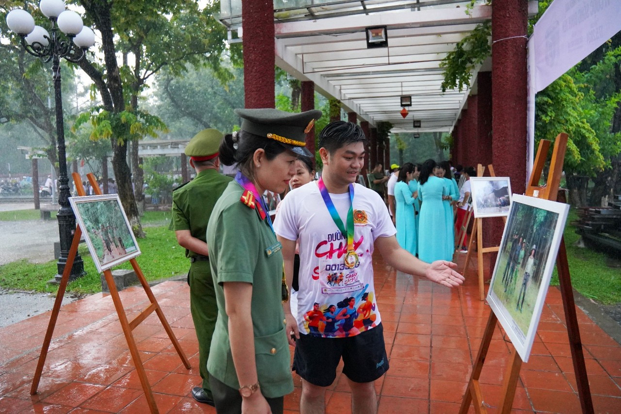 Dịp này, Công an tỉnh TT-Huế còn tổ chức triển lãm ảnh với chủ đề “Công an TT-Huế - Vì bình yên cuộc sống” tại khu vực đường đi bộ thuộc công viên trước Trường Quốc học Huế. Triển lãm ảnh nhằm tuyên truyền, phản ánh chân thực những hoạt động của lực lượng công an toàn tỉnh trên tất cả các lĩnh vực công tác, chiến đấu, xây dựng lực lượng, thiện nguyện vì cộng đồng, lan tỏa hình ảnh đẹp của người chiến sĩ Công an TT-Huế vì nhân dân phục vụ.