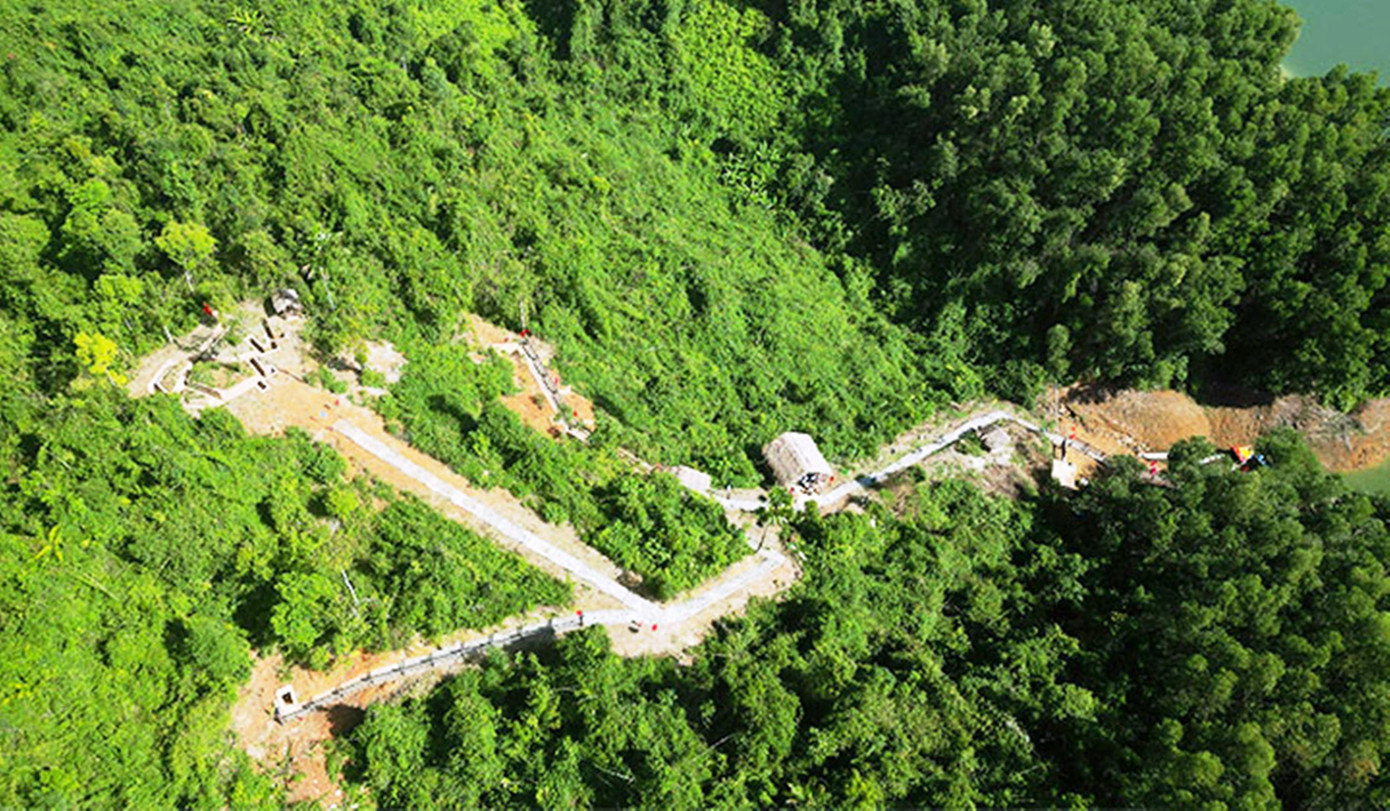 Địa đạo Khu ủy Trị Thiên nằm cách trung tâm TP Huế khoảng 25km theo hướng Tây Bắc. Theo Bảo tàng Lịch sử TT-Huế, địa đạo Khu ủy Trị Thiên được khởi công vào tháng 8/1967, khi cuộc kháng chiến chống Mỹ cứu nước của quân và dân ta bước vào giai đoạn khốc liệt. Trong ảnh là toàn cảnh di tích địa đạo hoàn thành trùng tu bước đầu nhìn từ trên cao Địa đạo Khu ủy Trị Thiên nằm cách trung tâm TP Huế khoảng 25km theo hướng Tây Bắc. Theo Bảo tàng Lịch sử TT-Huế, địa đạo Khu ủy Trị Thiên được khởi công vào tháng 8/1967, khi cuộc kháng chiến chống Mỹ cứu nước của quân và dân ta bước vào giai đoạn khốc liệt. Trong ảnh là toàn cảnh di tích địa đạo hoàn thành trùng tu bước đầu nhìn từ trên cao