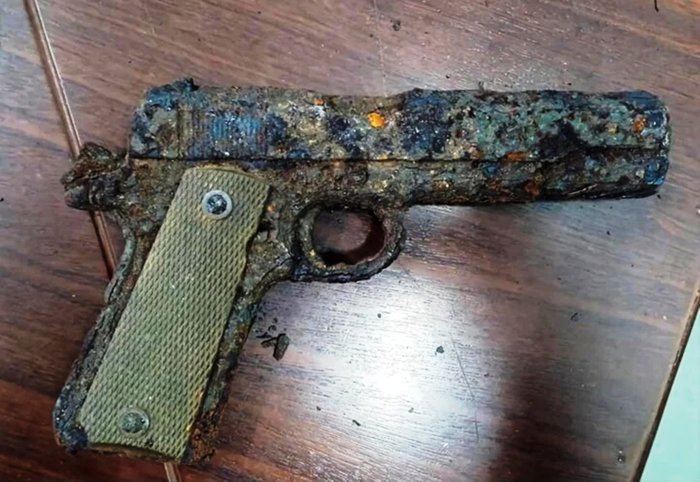 Khẩu súng do anh Võ Văn Dũng phát hiện trong rừng phòng hộ ven biển Khẩu súng do anh Võ Văn Dũng phát hiện trong rừng phòng hộ ven biển