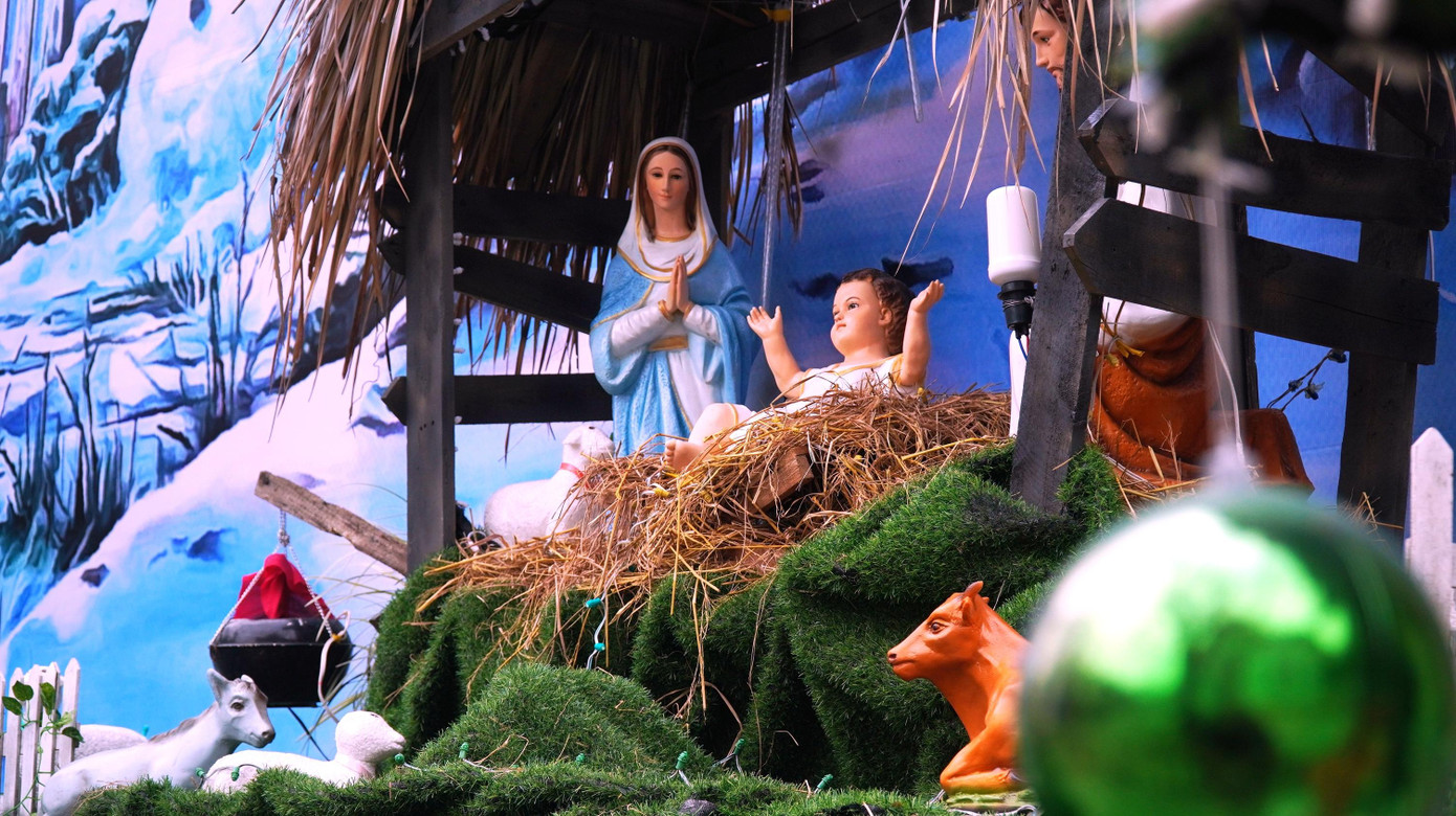 Các hang đá mang đậm màu sắc, ý nghĩa tượng trưng Thiên Chúa Giáng sinh tại nhà thờ Dòng Chúa Cứu Thế.