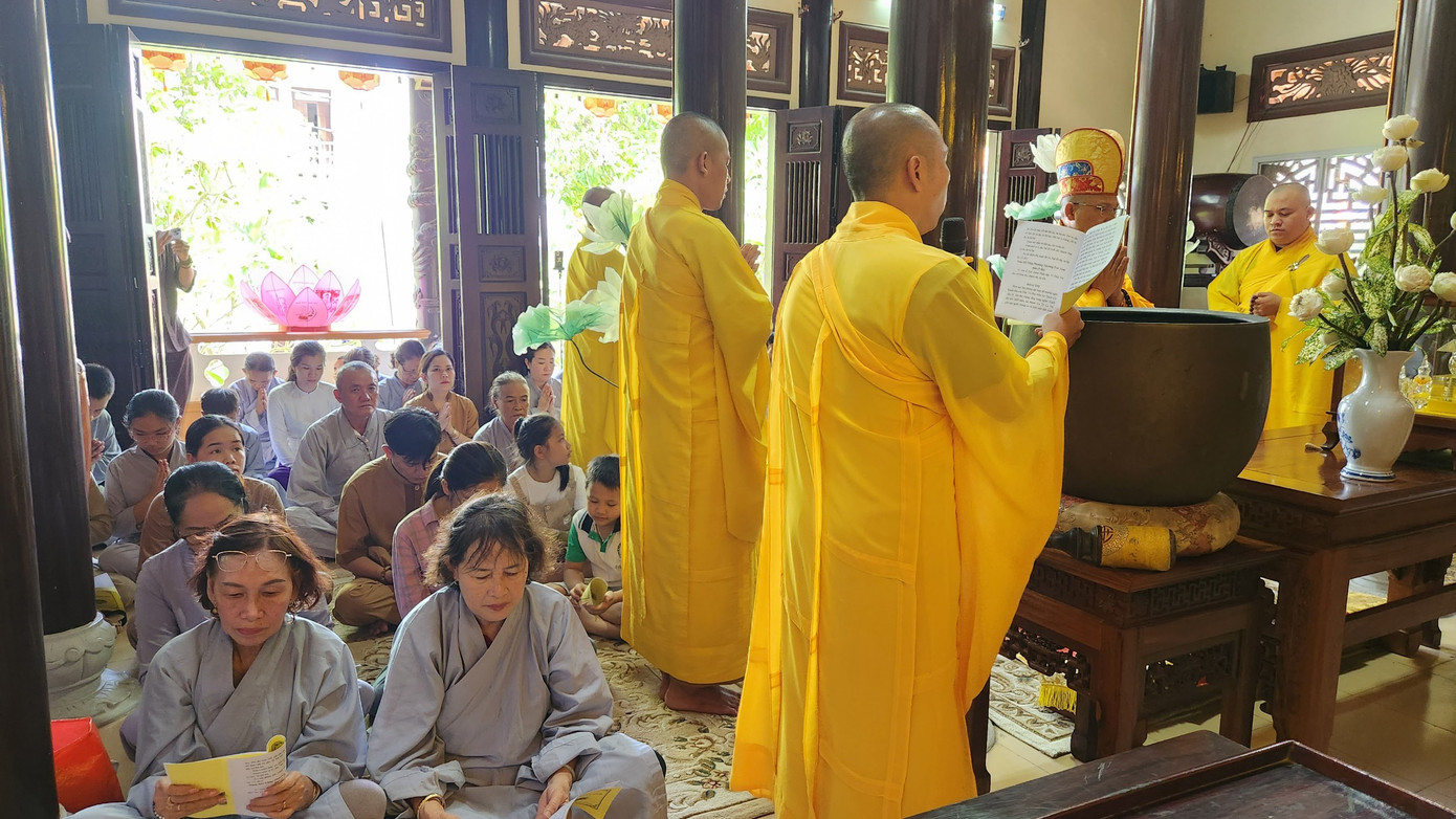 Thành kính lễ Phật, cầu chúc an vui cho mọi nhà, mọi người, vạn sự tốt lành.