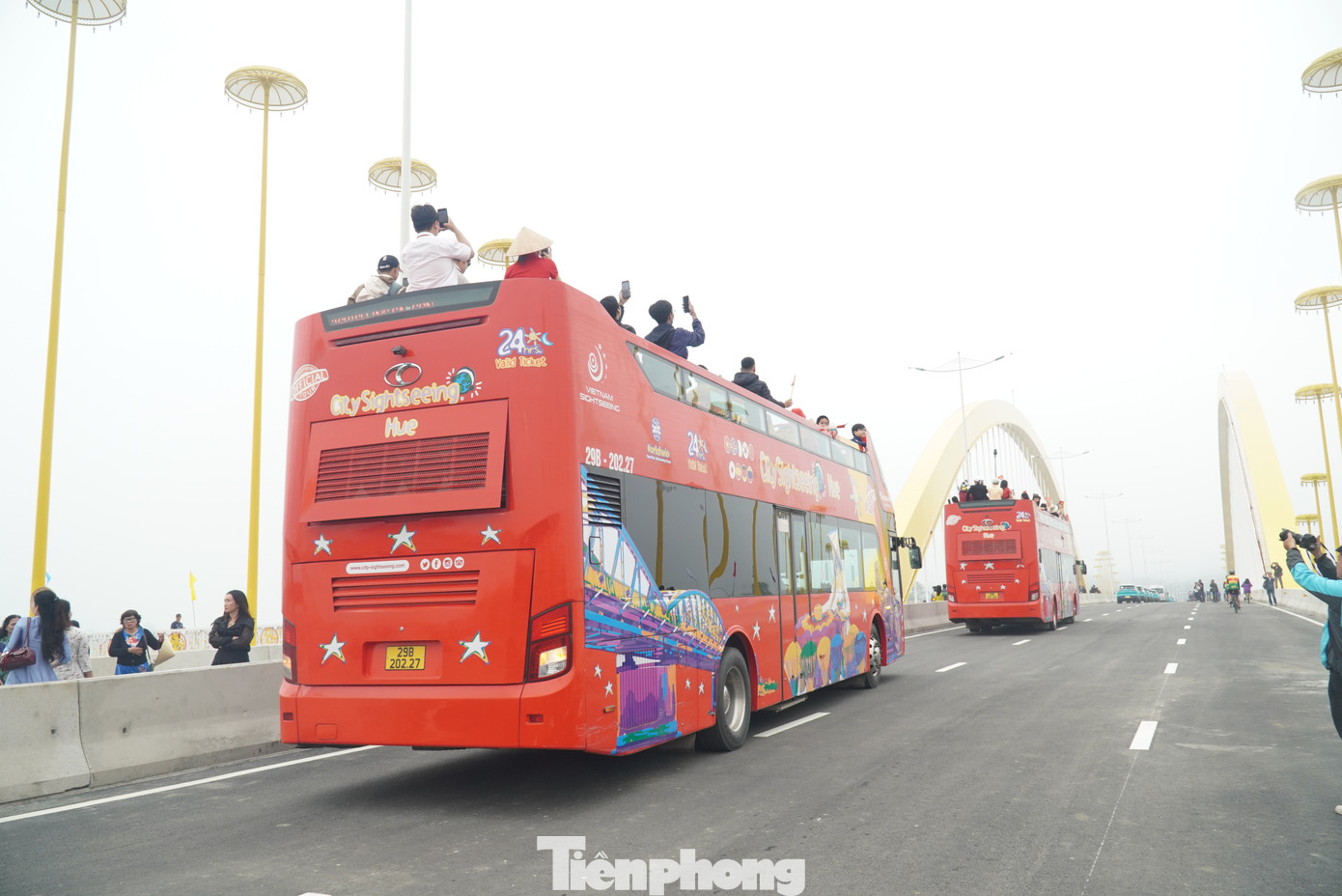 Dự án cầu Nguyễn Hoàng và đường Nguyễn Hoàng mở rộng có tổng mức đầu tư hơn 2.280 tỷ đồng, trong đó kinh phí xây cầu hơn 1.500 tỷ đồng. Công trình dự án do Ban Quản lý dự án Đầu tư Xây dựng công trình giao thông tỉnh Thừa Thiên-Huế (nay là TP Huế) làm chủ đầu tư, được khởi công vào tháng 12/2022 và hoàn thành vào tháng 3/2025, vượt tiến độ so với kế hoạch ban đầu.