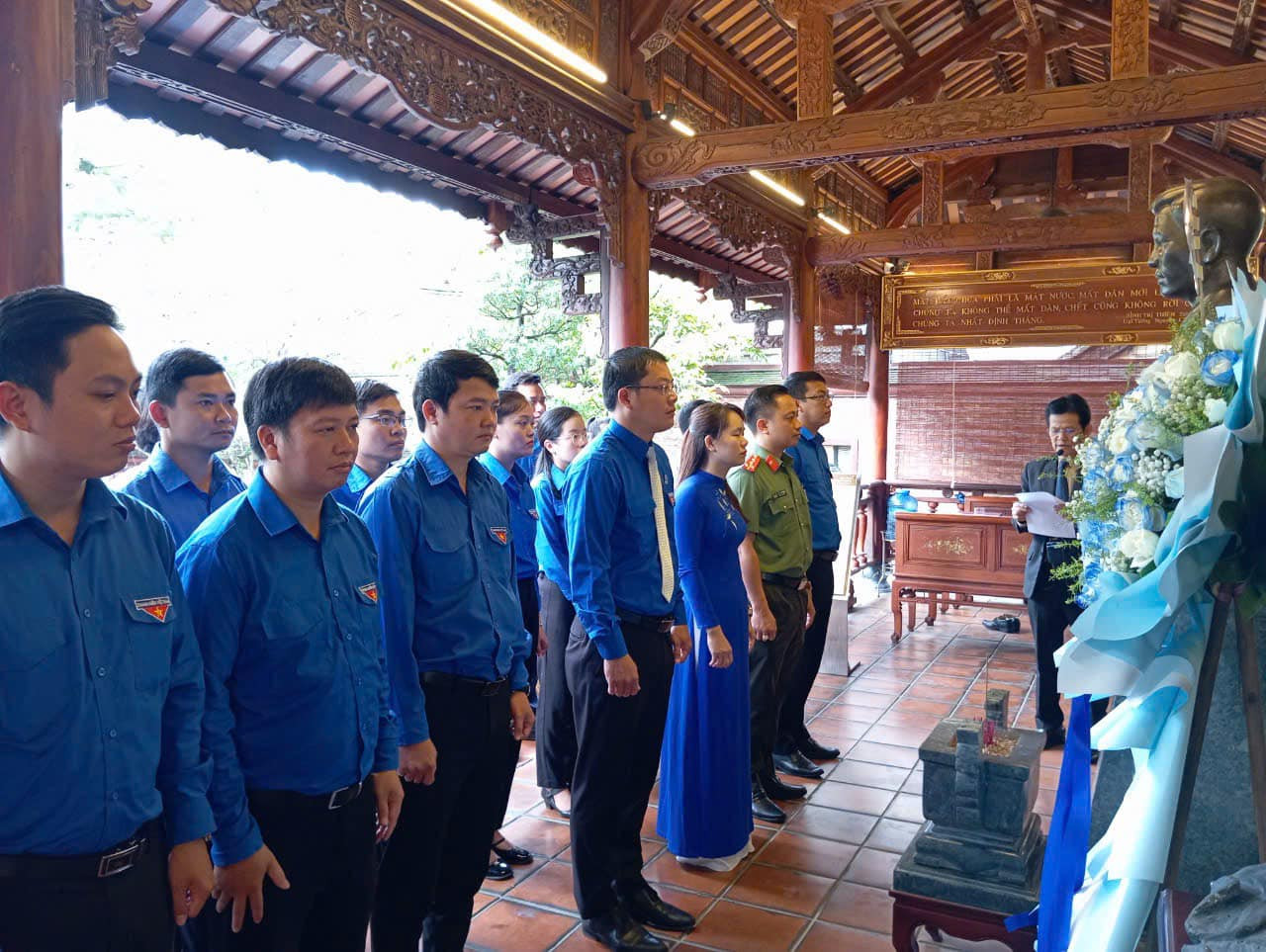 Dâng hoa tại Bảo tàng Đại tướng Nguyễn Chí Thanh, TP. Huế.