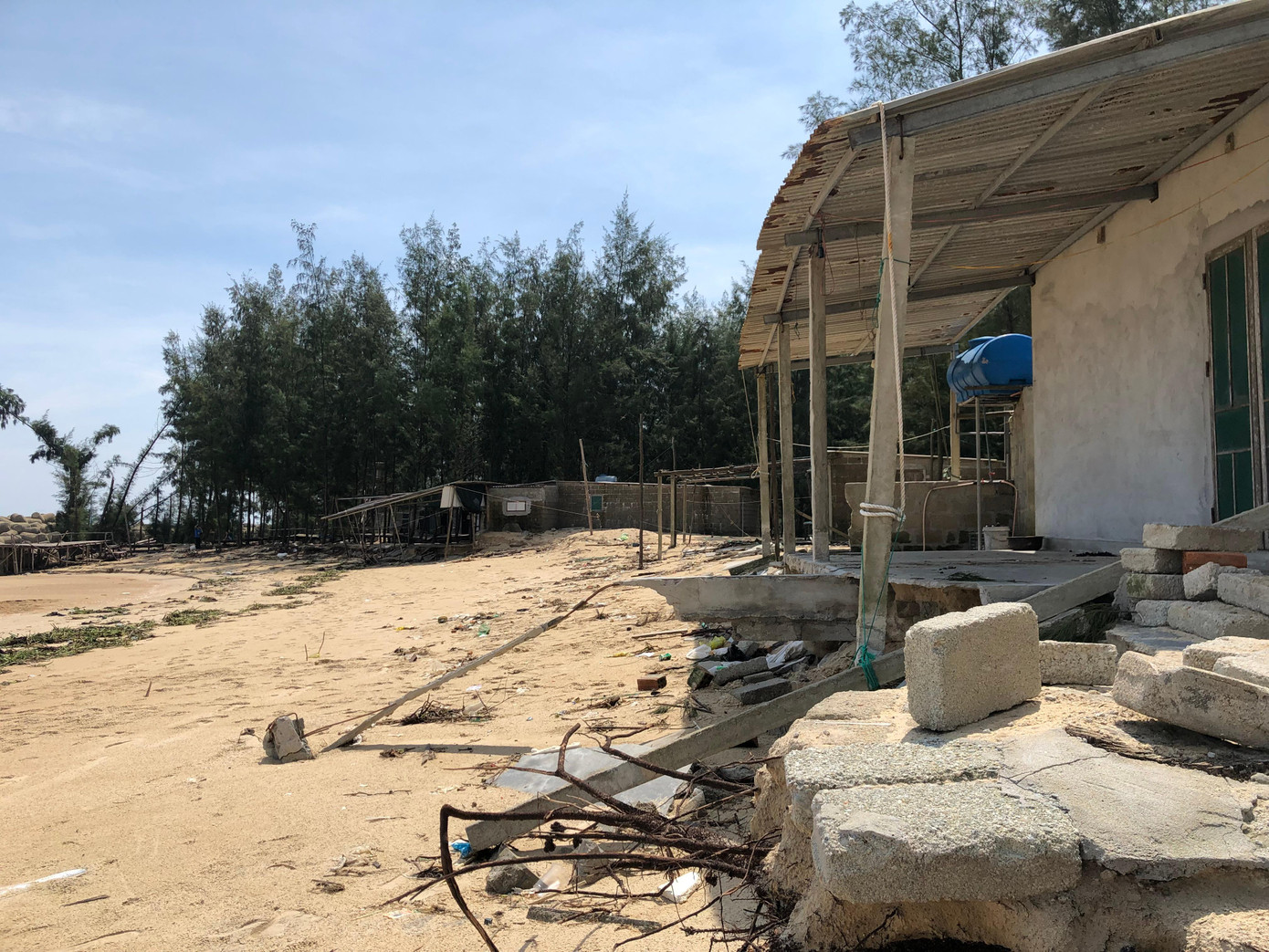 Dân bất đắc dĩ phải rời đi khỏi khu vực từng là nơi làm ăn, sinh sống Dân bất đắc dĩ phải rời đi khỏi khu vực từng là nơi làm ăn, sinh sống