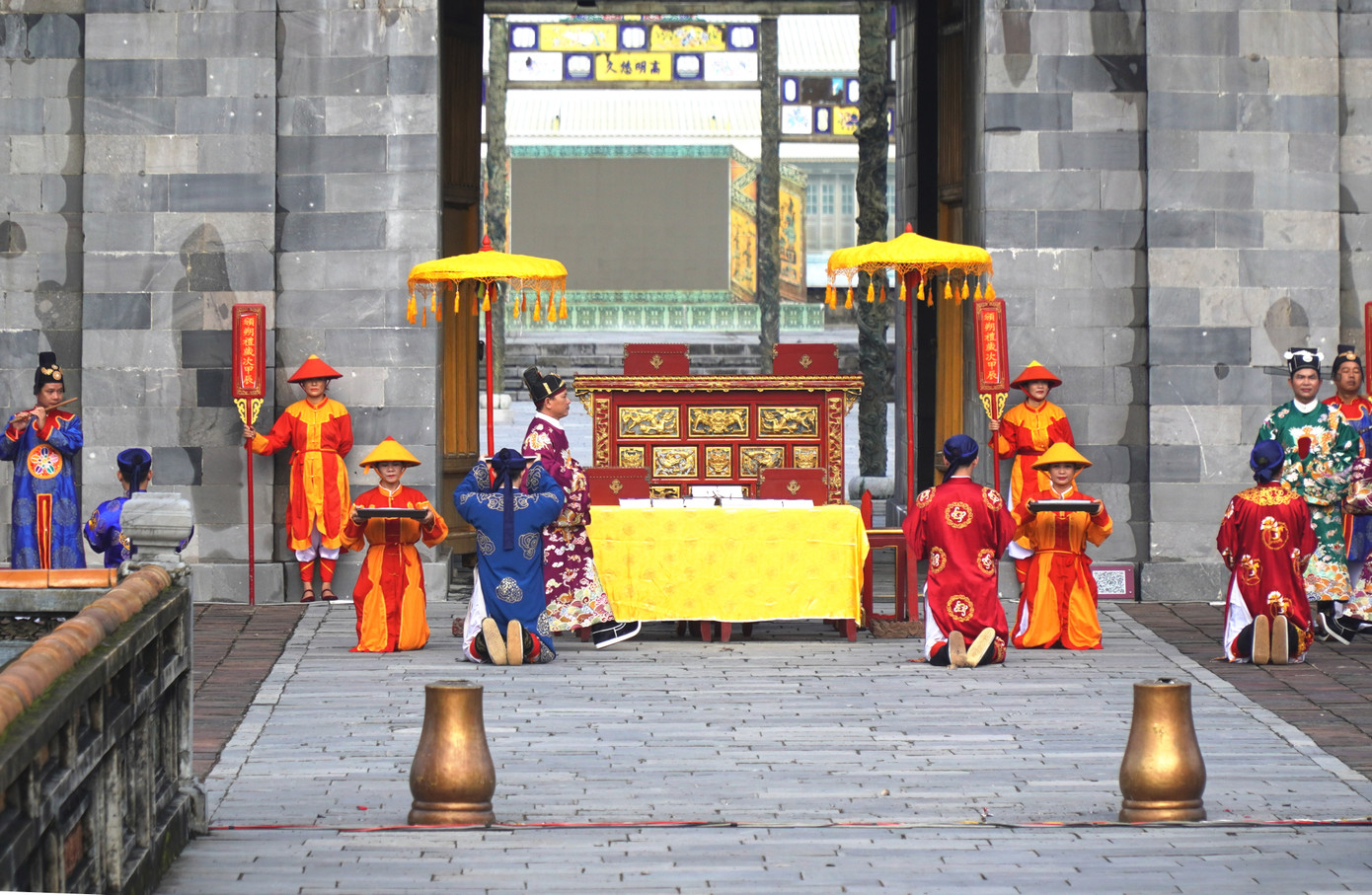 Nghi thức ban lịch được sân khấu hóa. Ảnh: Ngọc Văn.