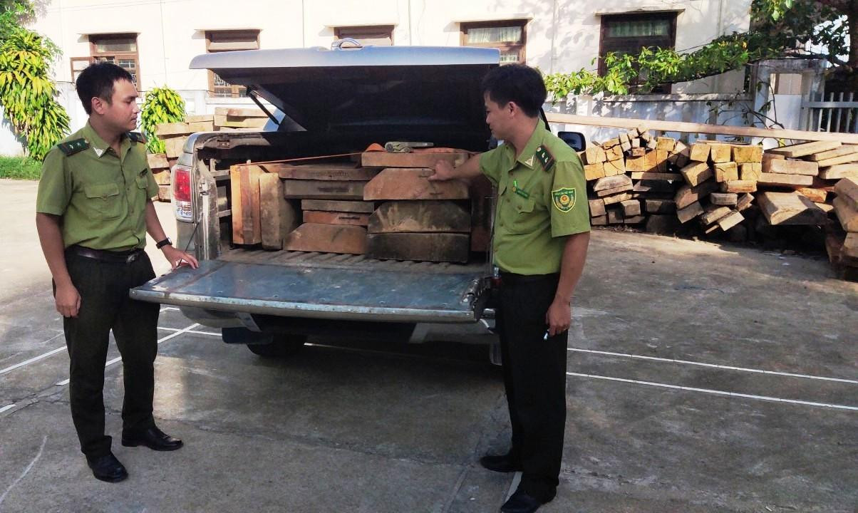 Xe bán tải móc biển giả chở đầy gỗ lậu. Xe bán tải móc biển giả chở đầy gỗ lậu.