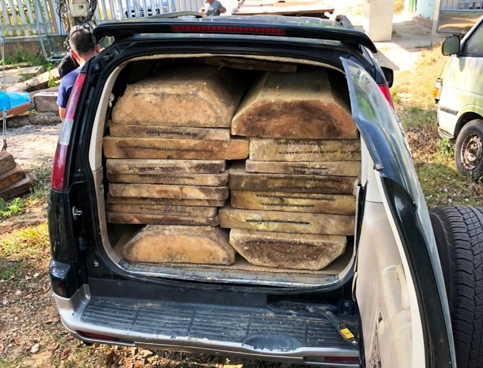 Trên chiếc xe con 7 chỗ này nêm chặt gỗ lậu trong thùng xe phía sau. Trên chiếc xe con 7 chỗ này nêm chặt gỗ lậu trong thùng xe phía sau.