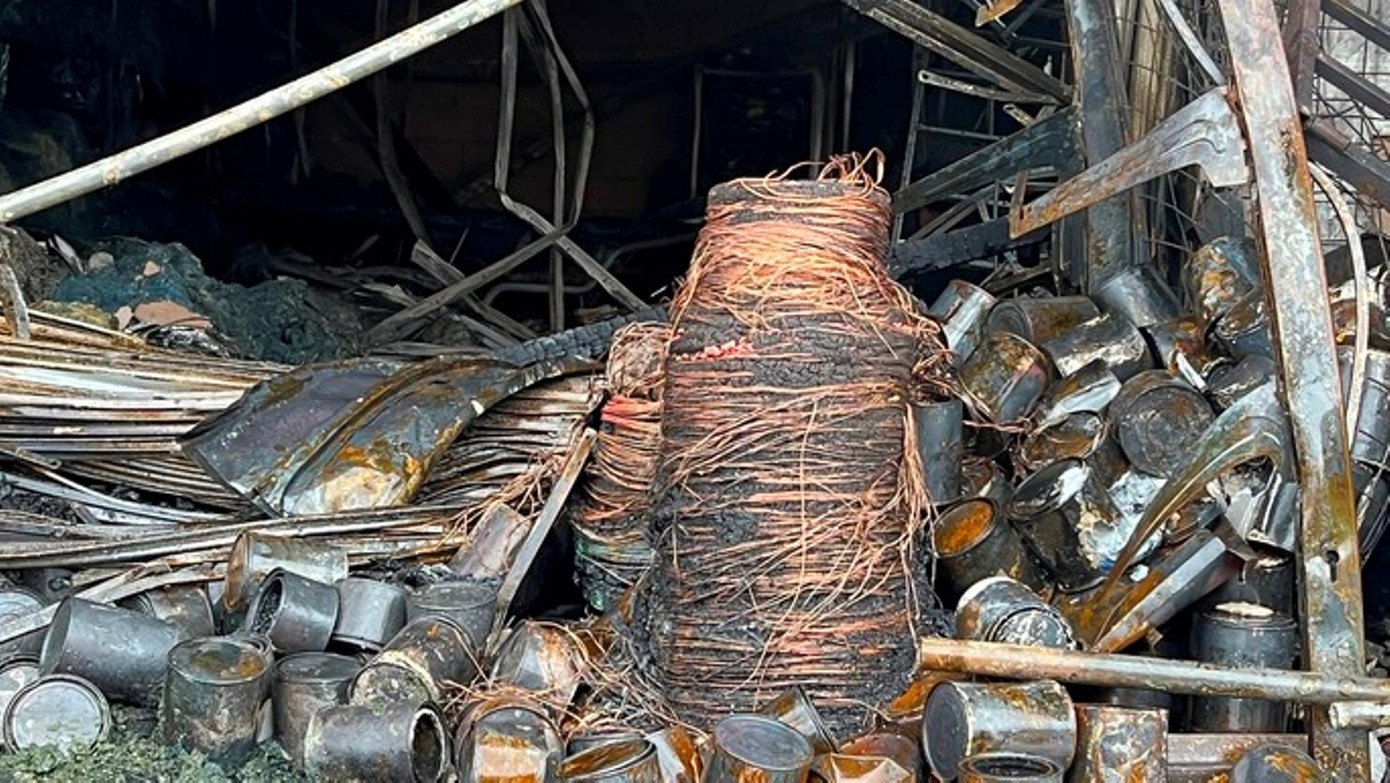 Vụ cháy gây thiệt hại nhiều hàng hóa bên trong. Ảnh: Nhật Quang Vụ cháy gây thiệt hại nhiều hàng hóa bên trong. Ảnh: Nhật Quang