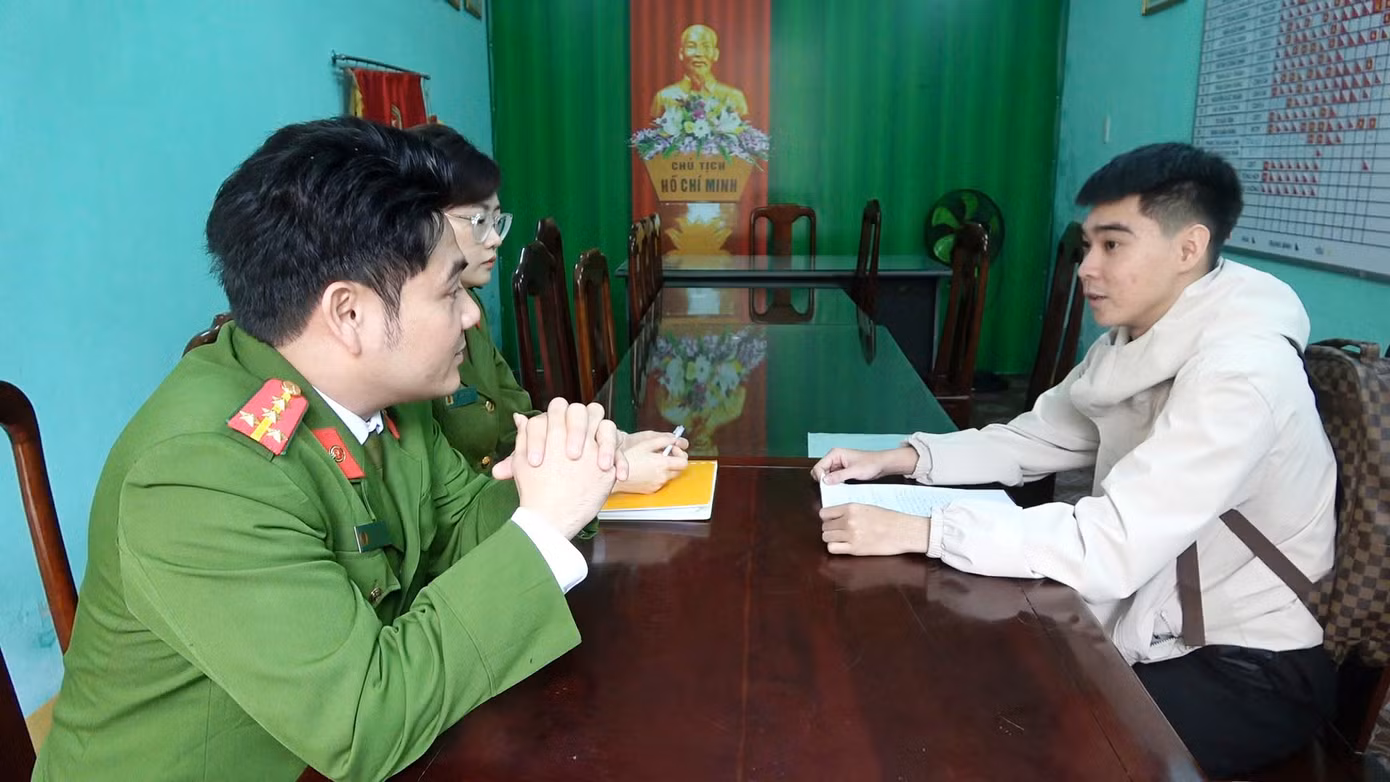 Anh Nguyễn Văn Hùng (bìa phải) trình báo công an, nhờ xác minh, hướng dẫn thủ tục xử lý số tiền 219 triệu đồng bất ngờ tăng thêm trong tài khoản.