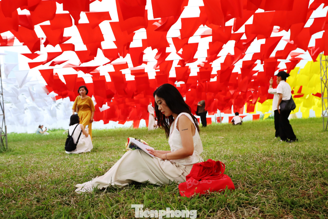 Mỗi ngày, khu vực quanh lá đại kỳ Phật giáo ở Huế thường có đông người dân, tín hữu đến chiêm ngưỡng, chụp hình, đọc sách, niệm Phật. Không gian sớm mai bên dòng sông Hương thơ mộng như lắng lại trong niềm tin và lòng thành tâm linh. Mỗi ngày, khu vực quanh lá đại kỳ Phật giáo ở Huế thường có đông người dân, tín hữu đến chiêm ngưỡng, chụp hình, đọc sách, niệm Phật. Không gian sớm mai bên dòng sông Hương thơ mộng như lắng lại trong niềm tin và lòng thành tâm linh.