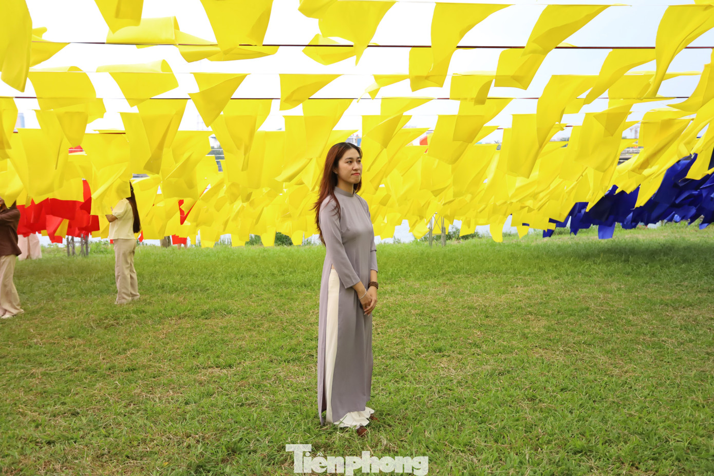 Mỗi ngày, khu vực quanh lá đại kỳ Phật giáo ở Huế thường có đông người dân, tín hữu đến chiêm ngưỡng, chụp hình, đọc sách, niệm Phật. Không gian sớm mai bên dòng sông Hương thơ mộng như lắng lại trong niềm tin và lòng thành tâm linh. Mỗi ngày, khu vực quanh lá đại kỳ Phật giáo ở Huế thường có đông người dân, tín hữu đến chiêm ngưỡng, chụp hình, đọc sách, niệm Phật. Không gian sớm mai bên dòng sông Hương thơ mộng như lắng lại trong niềm tin và lòng thành tâm linh.