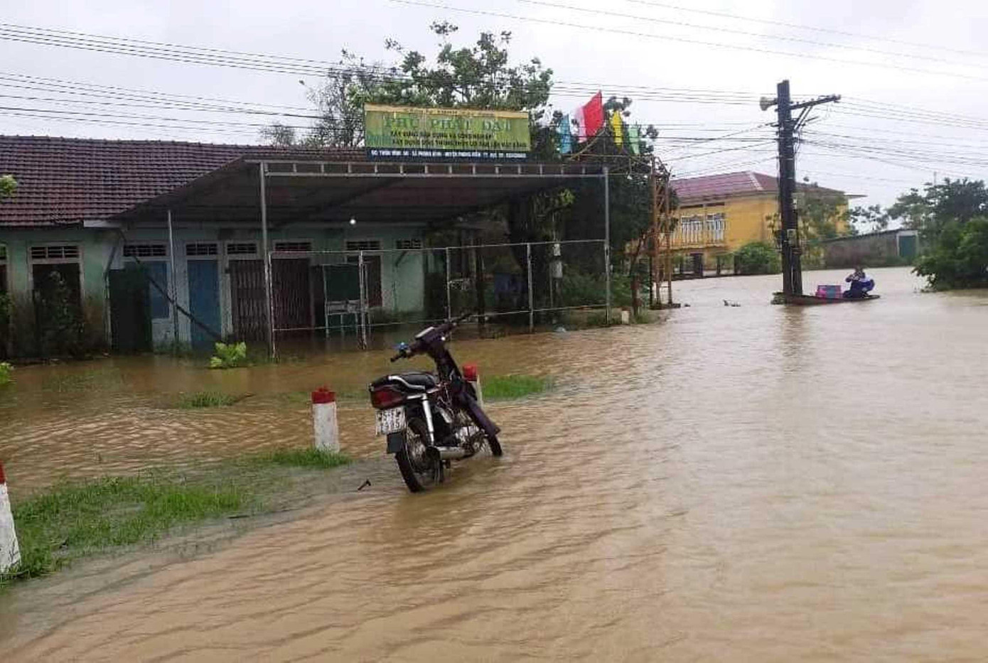 Tại huyện Phong Điền, mưa lớn từ thượng nguồn làm lưu lượng nước đổ về hạ lưu sông Ô Lâu rất lớn, nhiều nơi ngập nặng và đã xảy ra tình trạng vỡ đê cục bộ tại thôn Vân Trình, xã Phong Bình. Đoạn đê vỡ khoảng 20m, khiến 200 ha lúa và hoa màu bị ngập sâu.