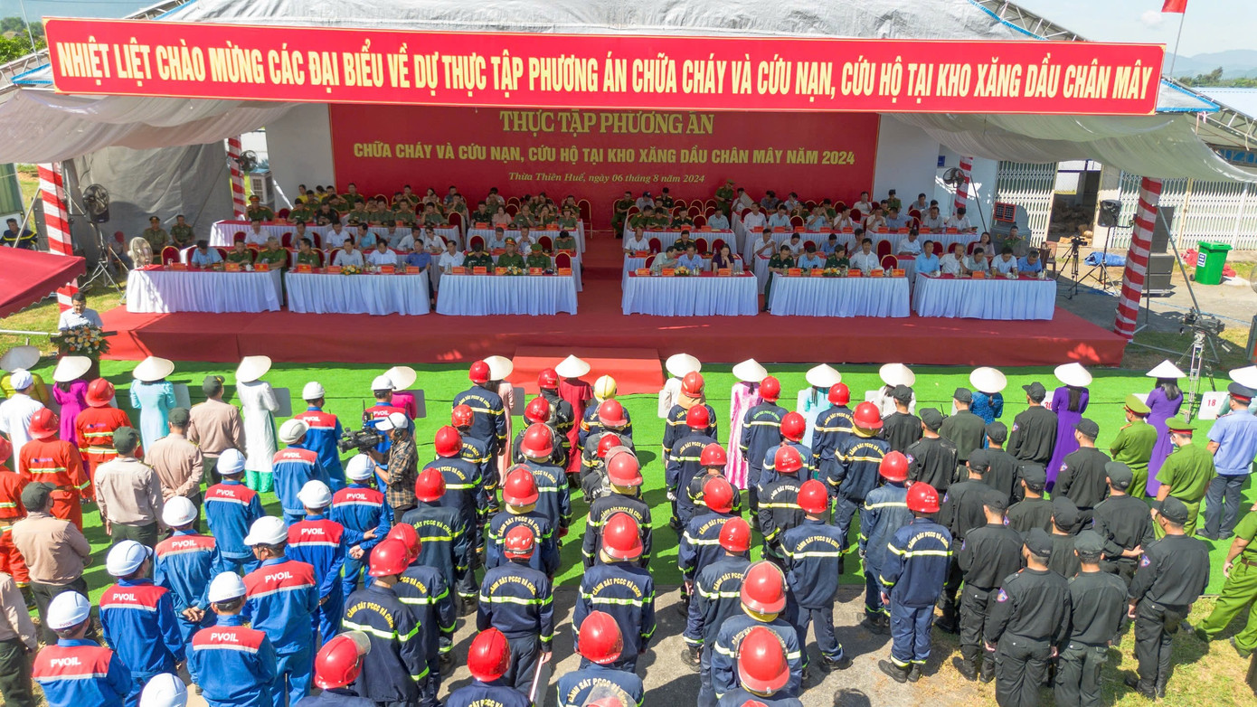 Hoạt động diễn tập phương án chữa cháy với sự tham gia của hơn 300 người.