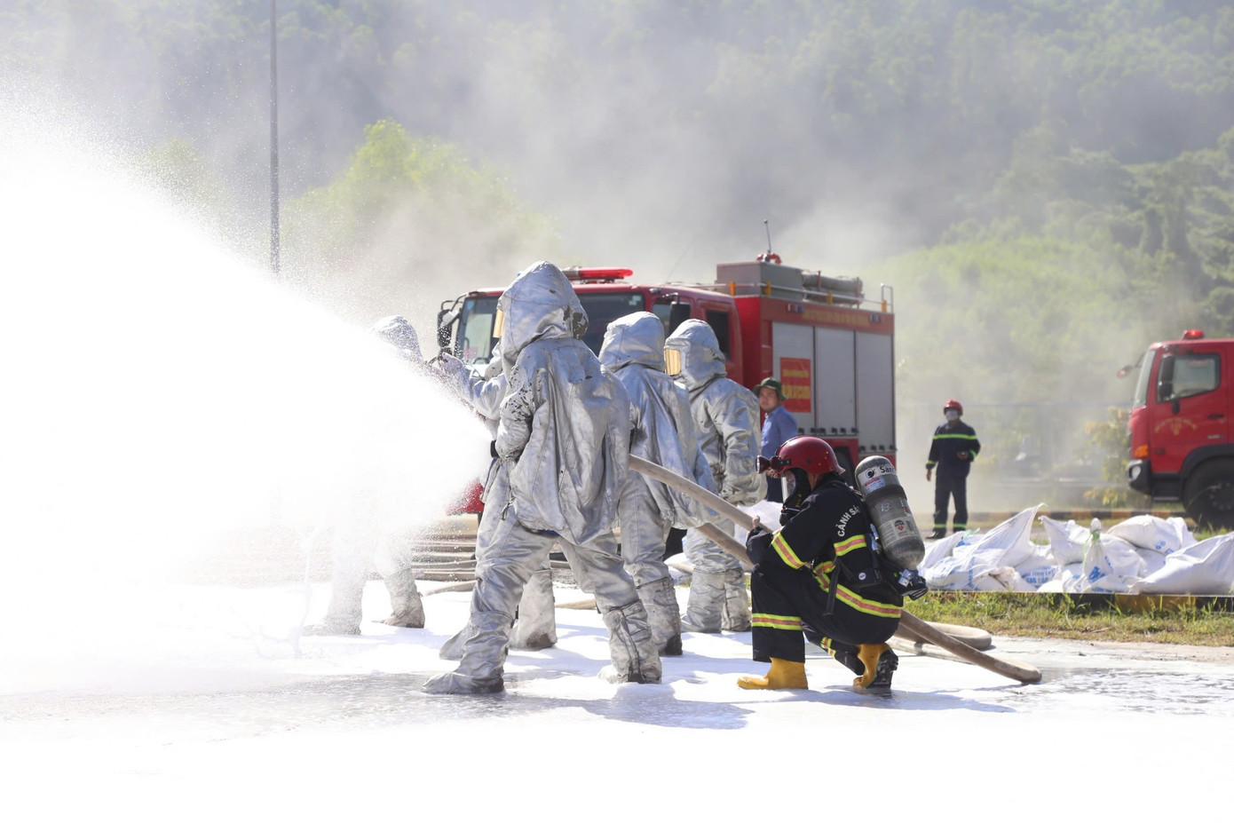 Lực lượng PCCC và CNCH trong trang phục chuyên dụng tham gia diễn tập.