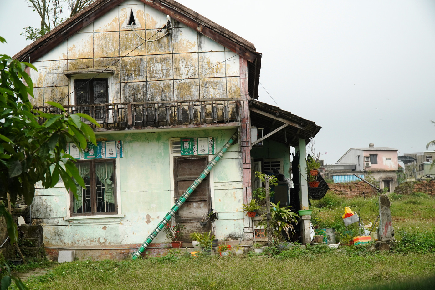 Khu vực Hộ Thành hào có 723 hộ bị thu hồi một phần đất, nhưng hiện mới có 90 hộ hạ giải một phần nhà cửa và bàn giao mặt bằng, số còn lại vẫn “án binh bất động”. Tại di tích Trấn Bình đài, cũng chỉ có 28/116 hộ dân thuộc diện giải tỏa thực hiện bàn giao đất.